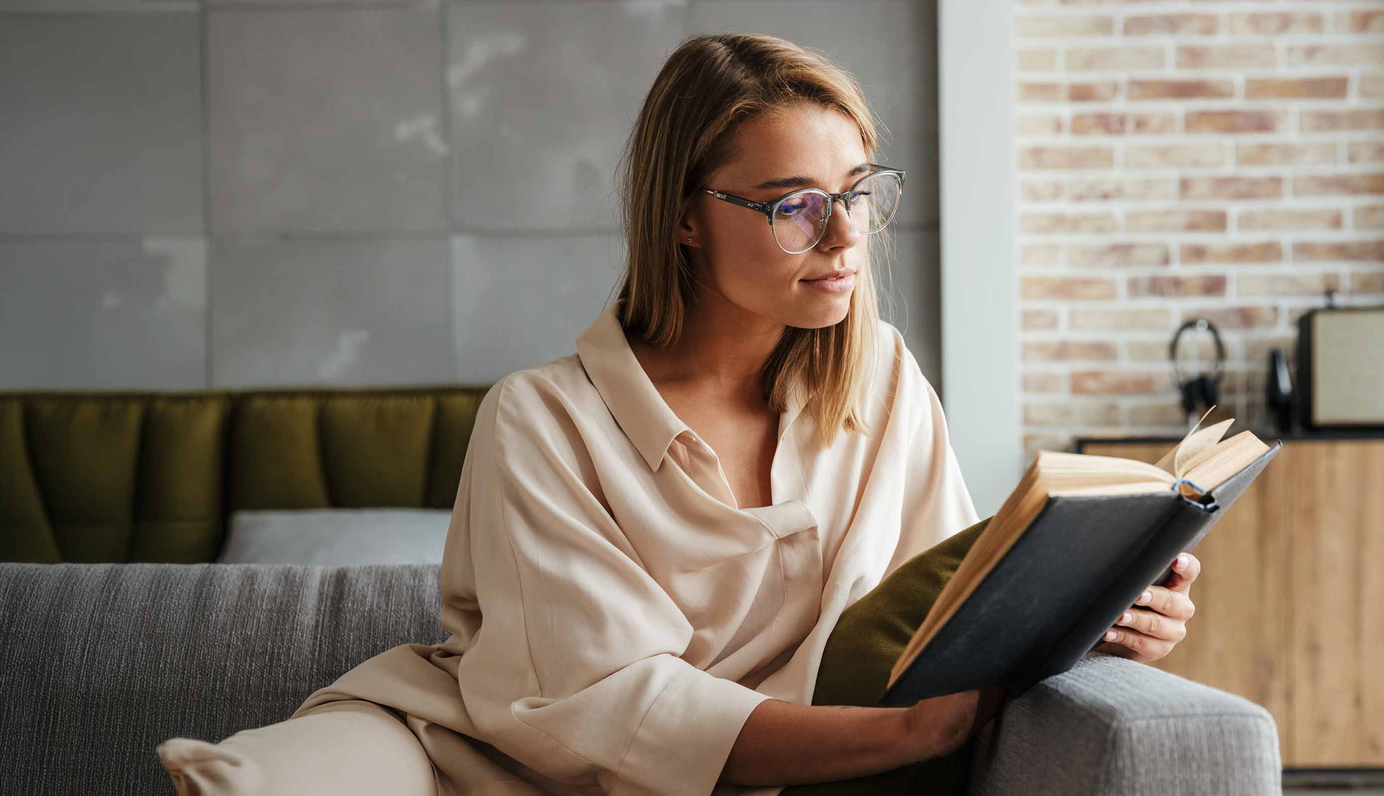 Dame beim lesen Dame beim lesen