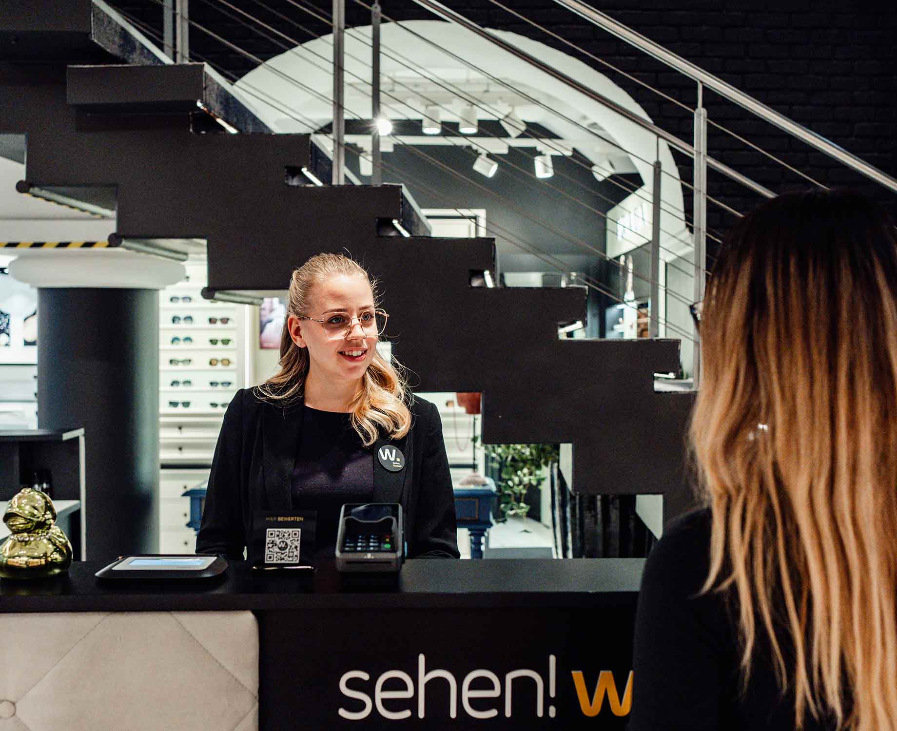 Mitarbeiter im Verkaufsgespräch  Mitarbeiter im Verkaufsgespräch