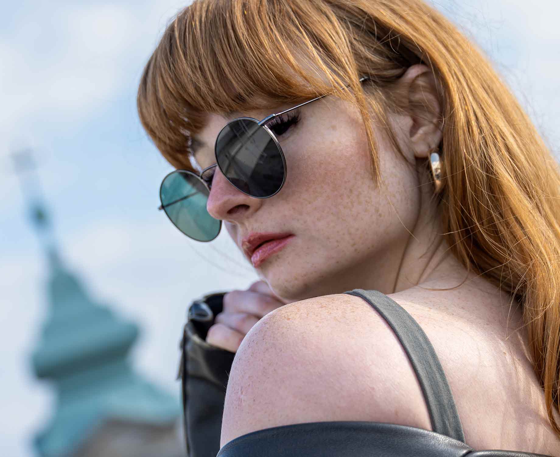 Kampagne Sonnenbrillen Frau bei einem Shooting mit einer Sonnenbrille