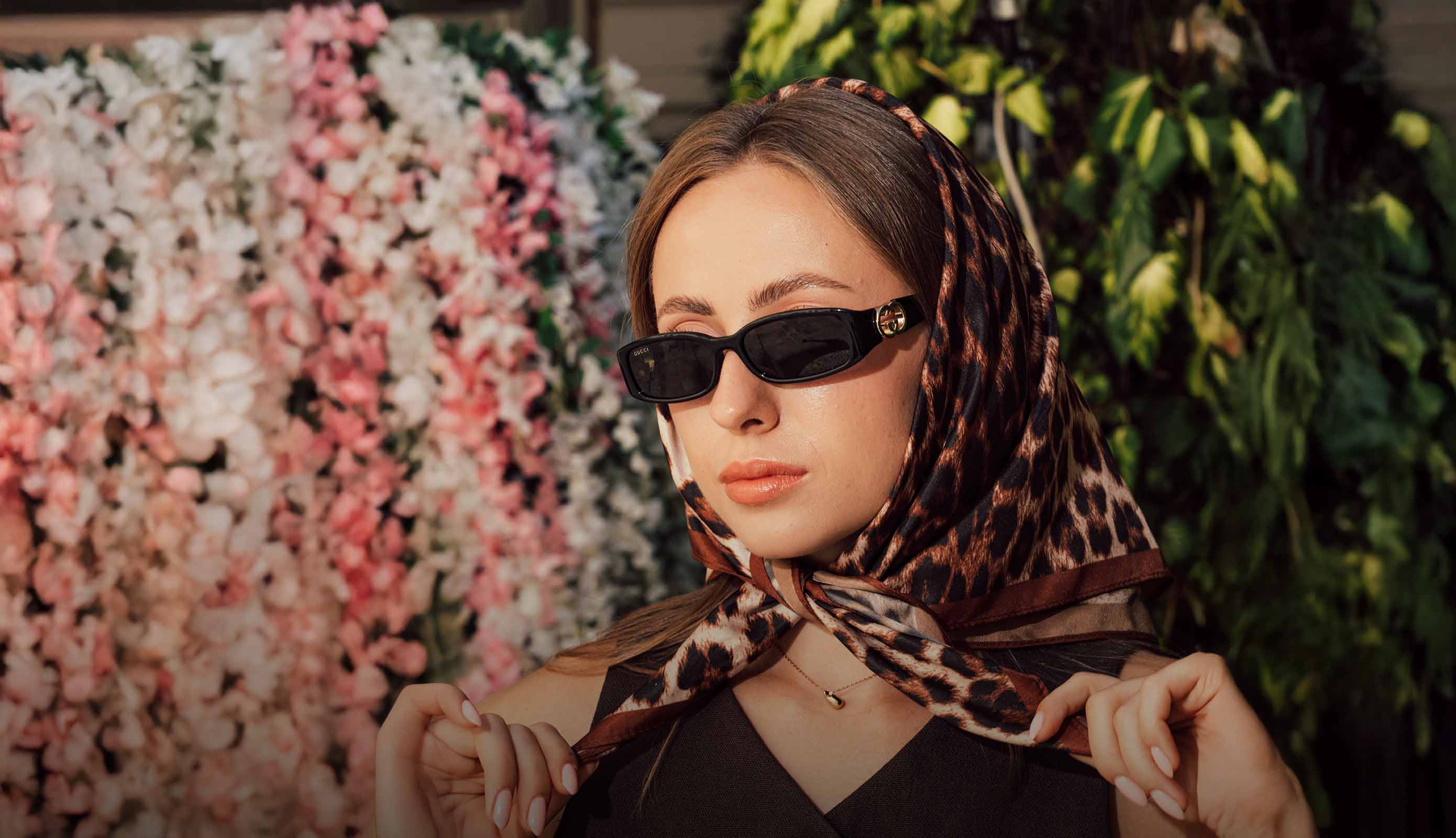 Dame mit einer schmalen Sonnenbrille 