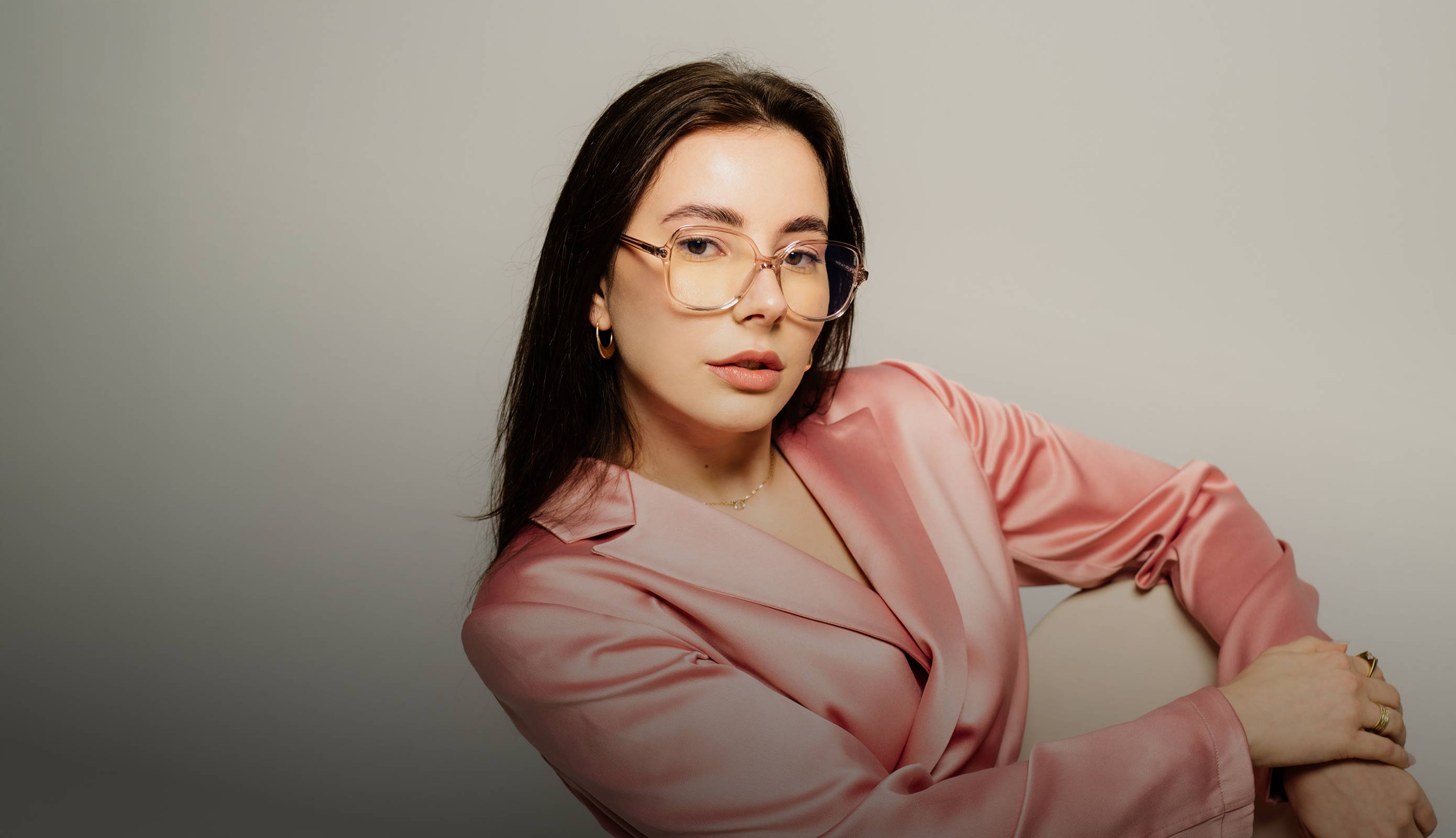 Dame mit einer transparenten Brille 