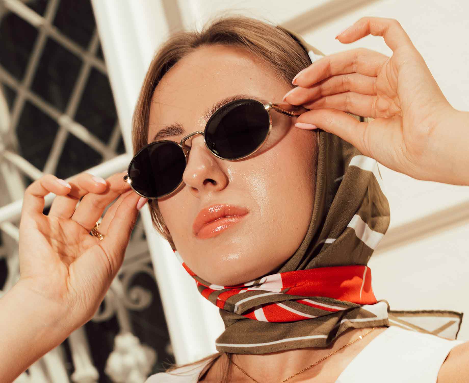 Dame mit einer schmalen hellen Sonnenbrille Dame mit einer schmalen hellen Sonnenbrille