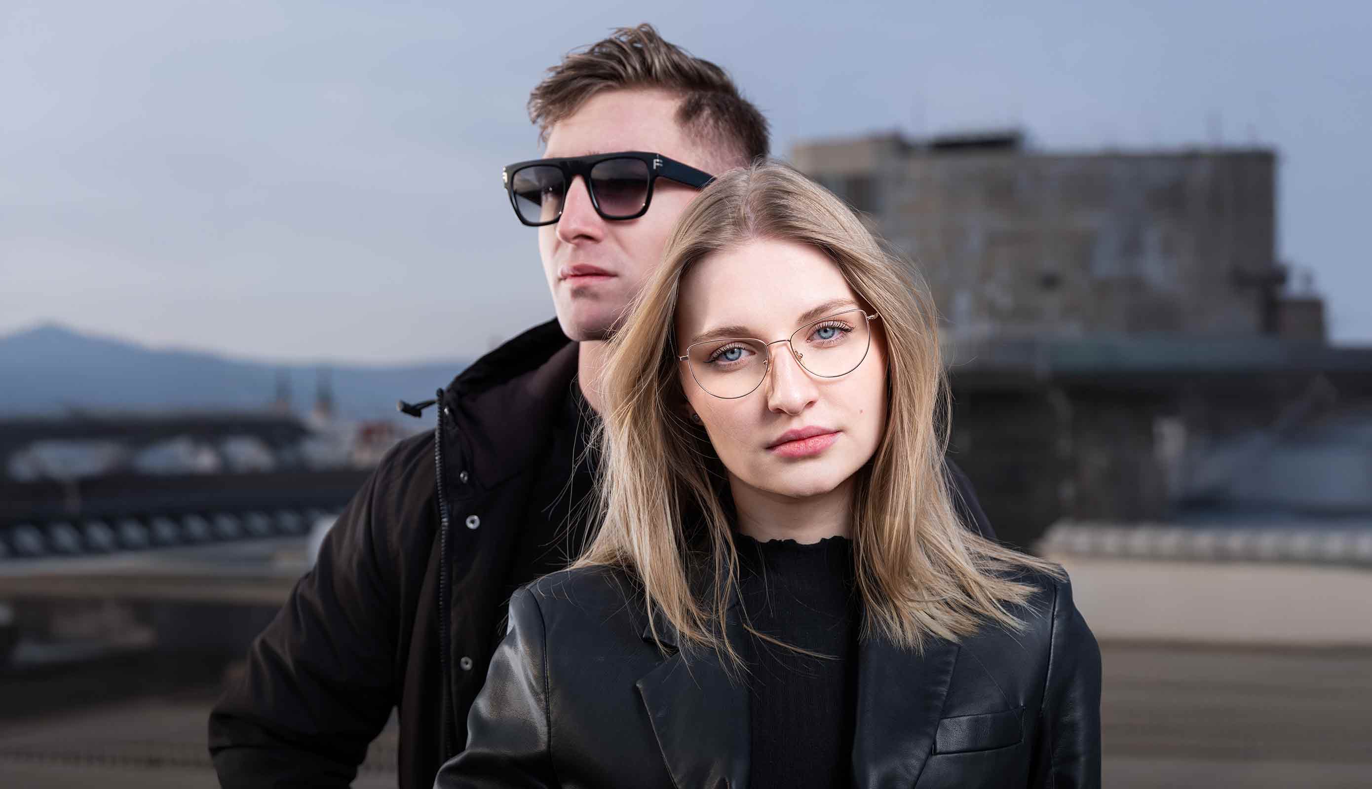 Dame und Herr mit einer selbsttönenden Sonnenbrille Dame und Herr mit einer selbsttönenden Sonnenbrille