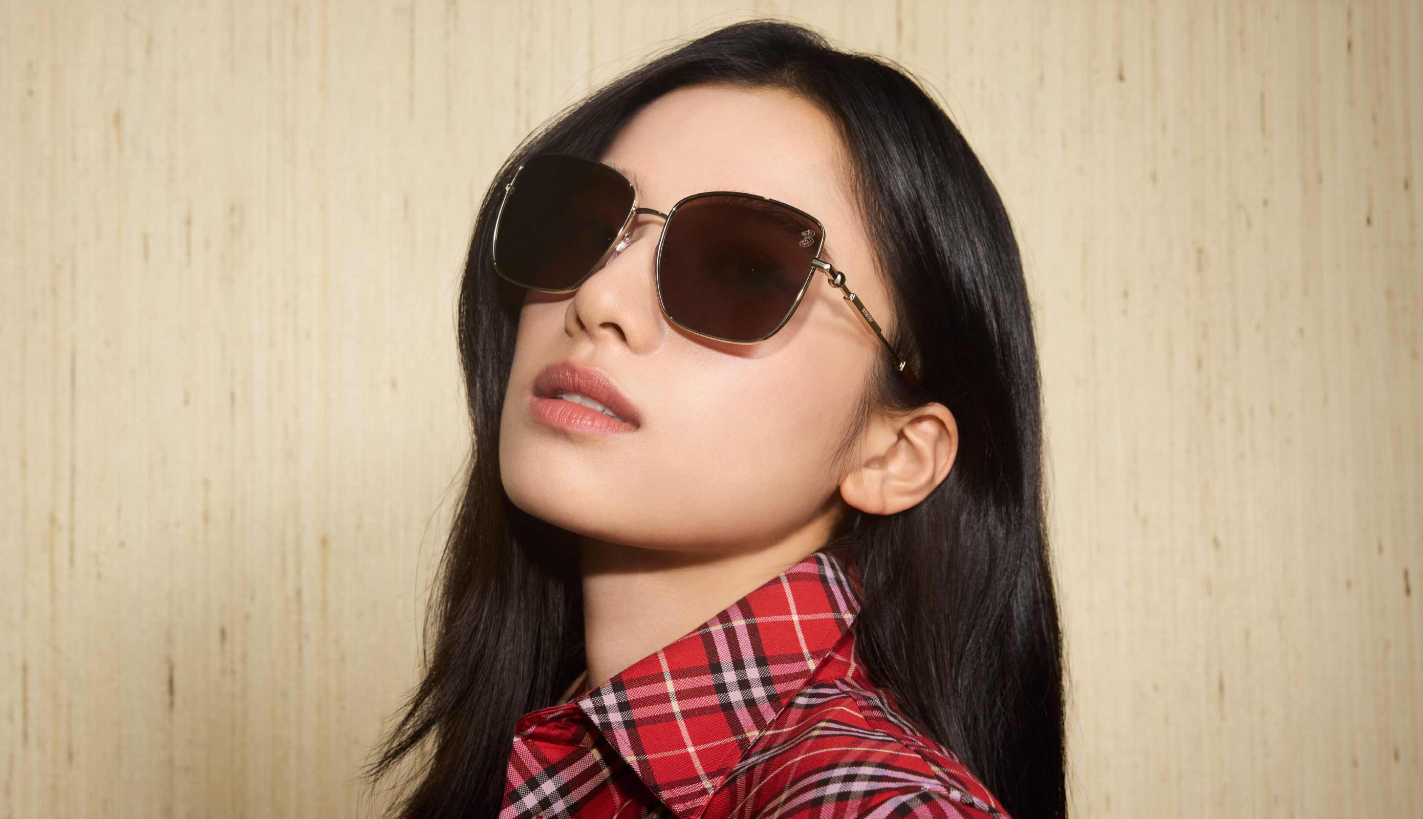 Sonnenbrille von Burberry Dame trägt Burberry Sonnenbrille