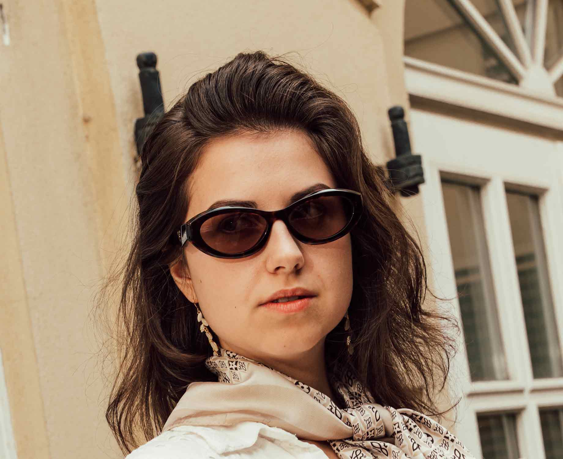 Dame mit einer schwarzen schmalen Sonnenbrille 