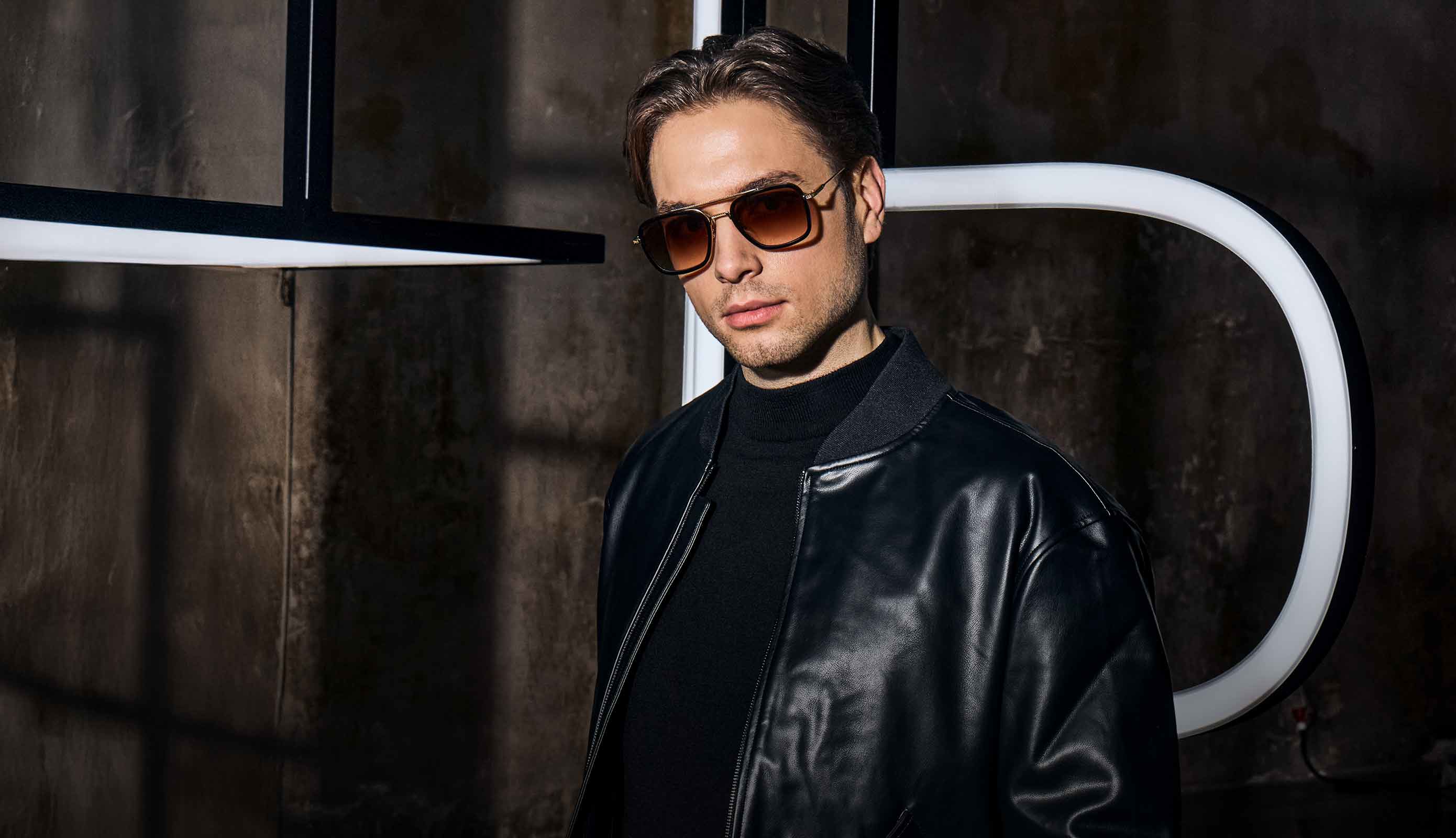Pilotenbrille mit Mann Pilotenbrille mit Mann