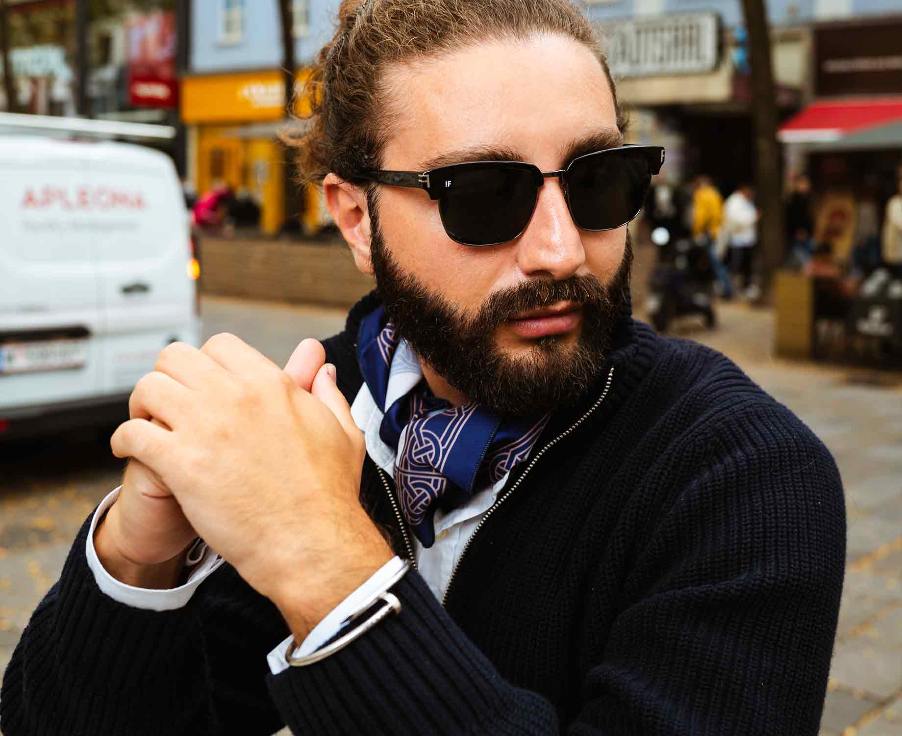 Mann mit stylischer Sonnenbrille Mann mit stylischer Sonnenbrille