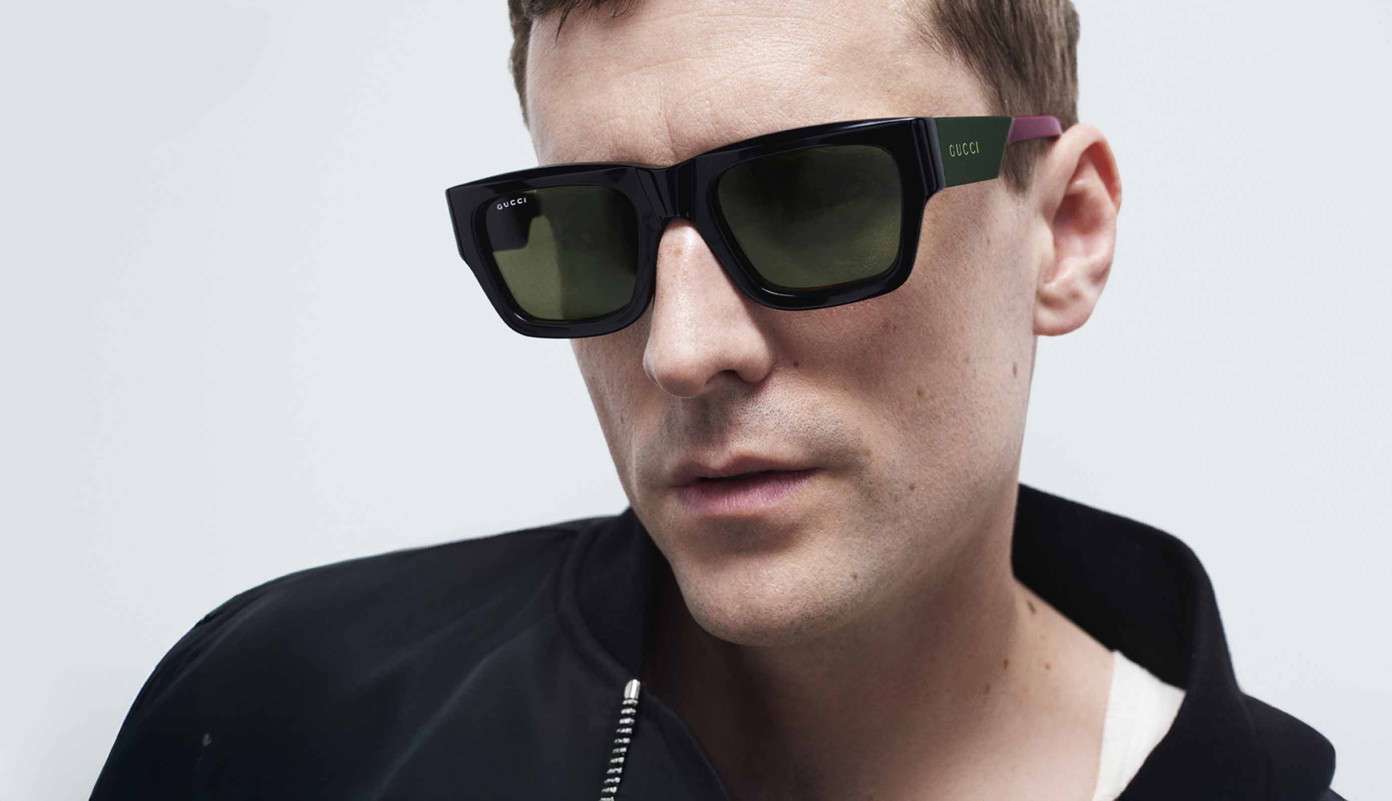 Sonnenbrille von Gucci Mann trägt Sonnenbrille von Gucci