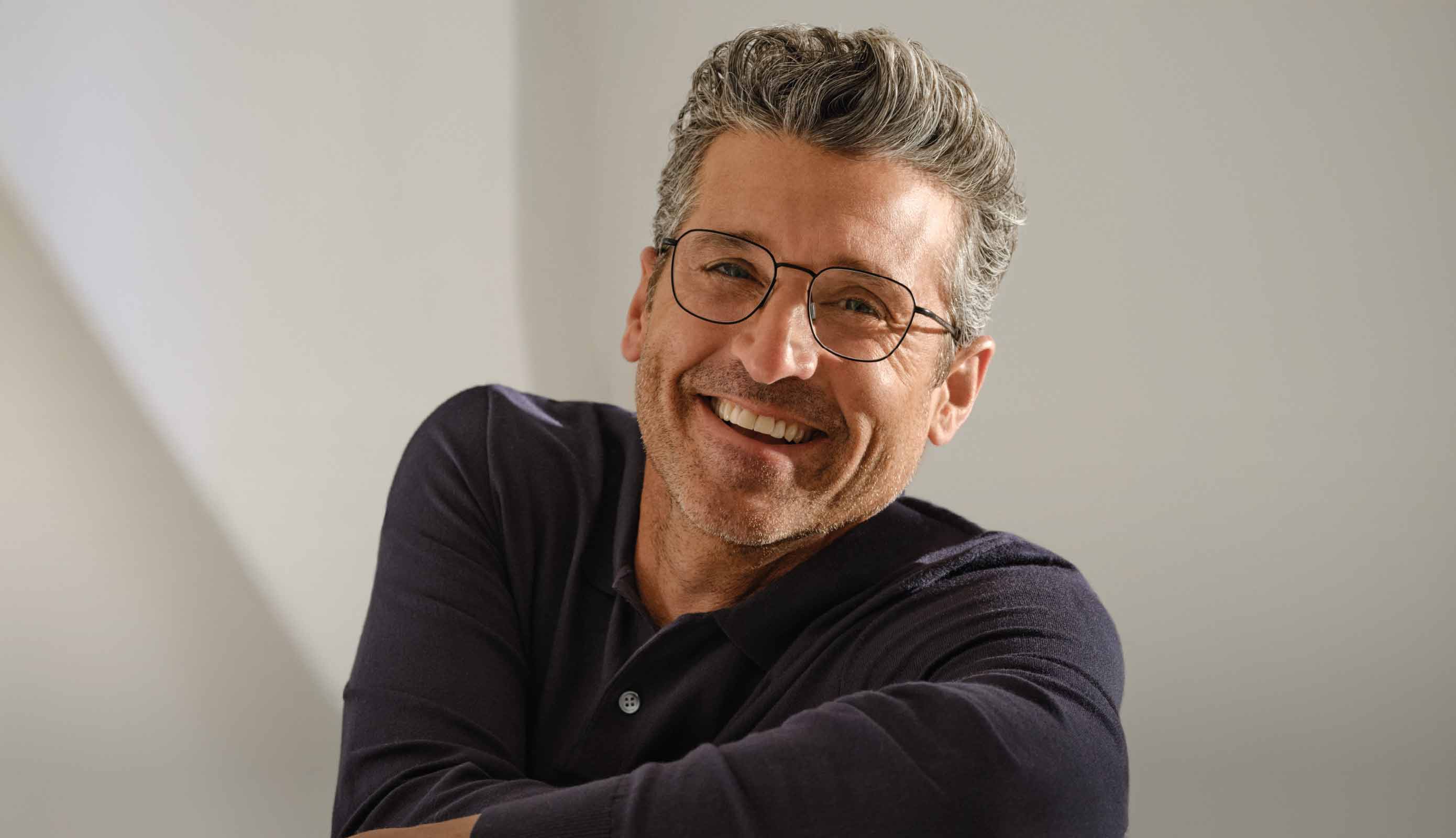 Brille von Porsche Design Mann trägt Brille von Porsche Design