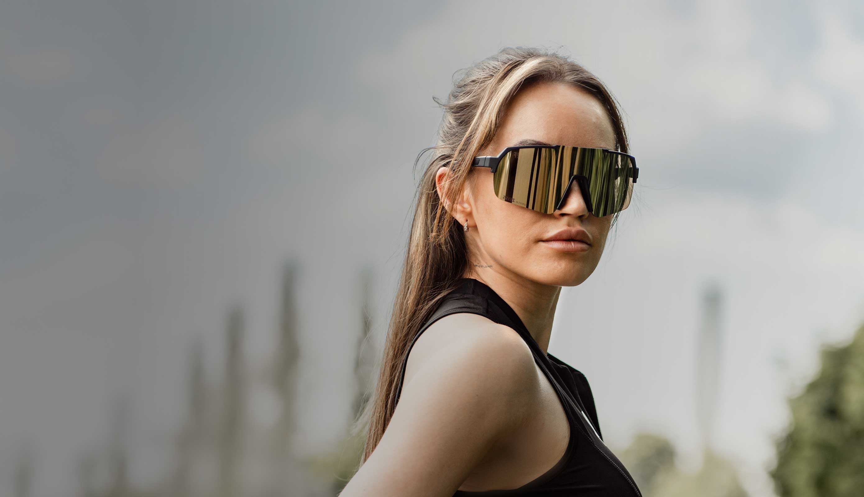 Dame mit einer Sportbrille Dame mit einer Sportbrille