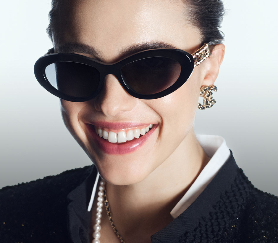 Dame trägt CHANEL Sonnenbrille, Zubehor, Sonnenbrille, Person, Lächeln, Frau