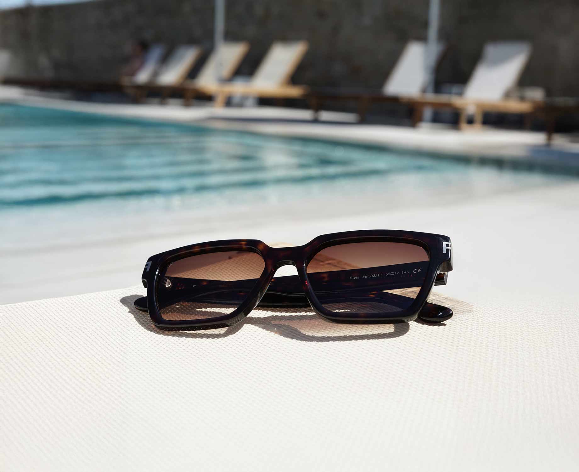 Sonnebrille Sonnenbrille am Poolrand