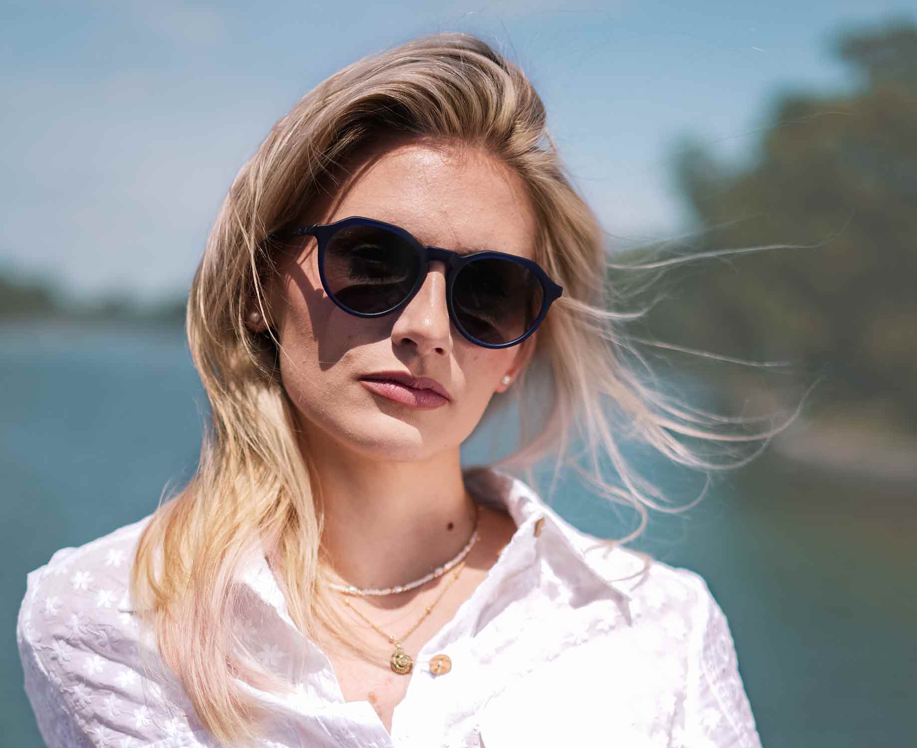 Dame mit einer dunklen Sonnenbrille  Dame mit einer dunklen Sonnenbrille