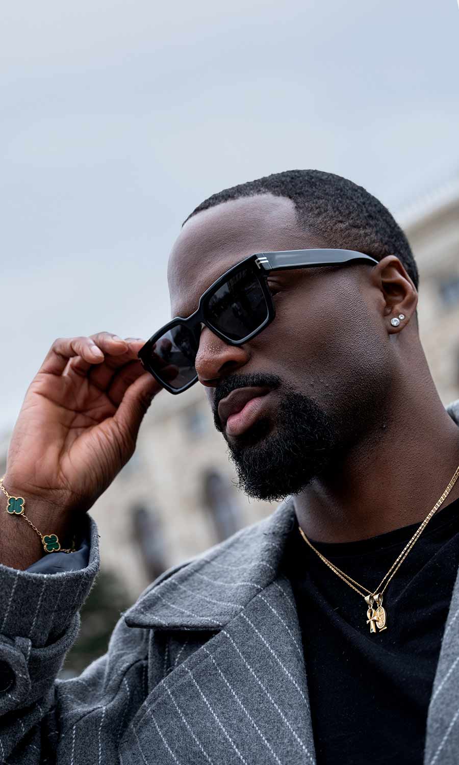 Mann mit einer schwarzen Sonnenbrille 
