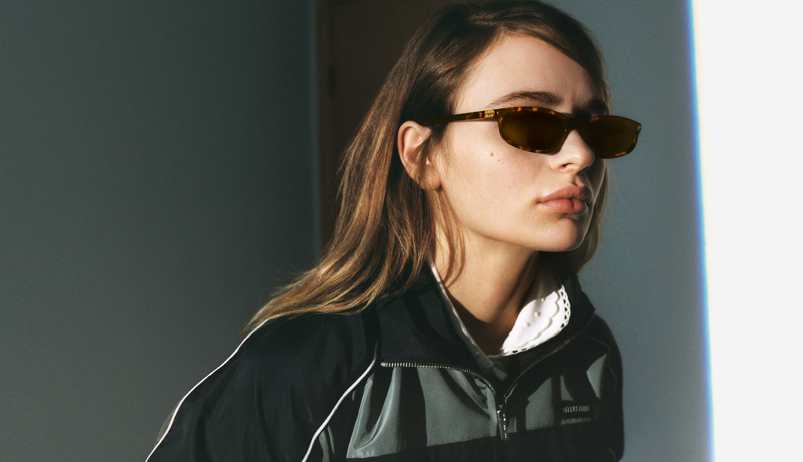 Sonnenbrille von Miu Miu Dame trägt Sonnenbrille von Miu Miu