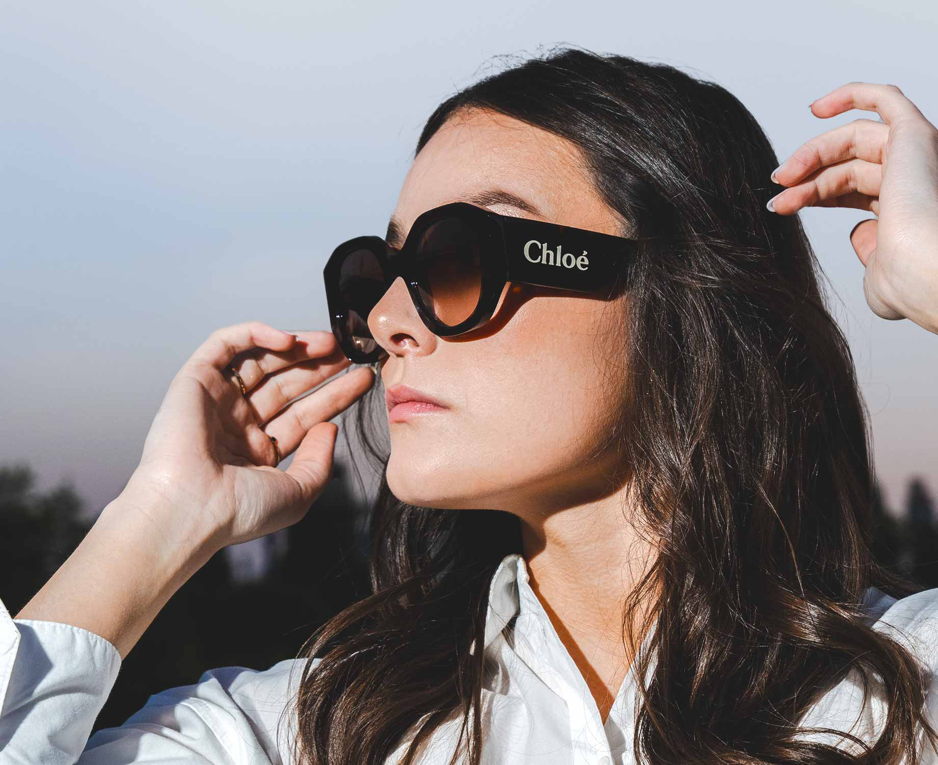 Dame mit einer schwarzen Chloe Sonnenbrille 