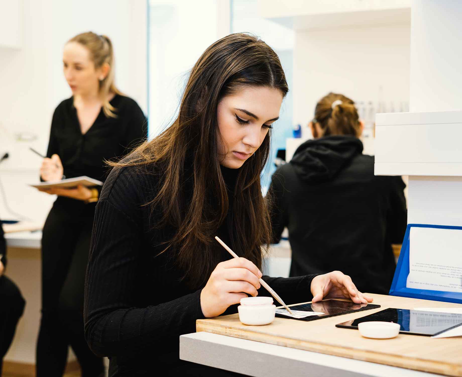 Lehre bei sehen!wutscher Dame beim arbeiten in der Lehre