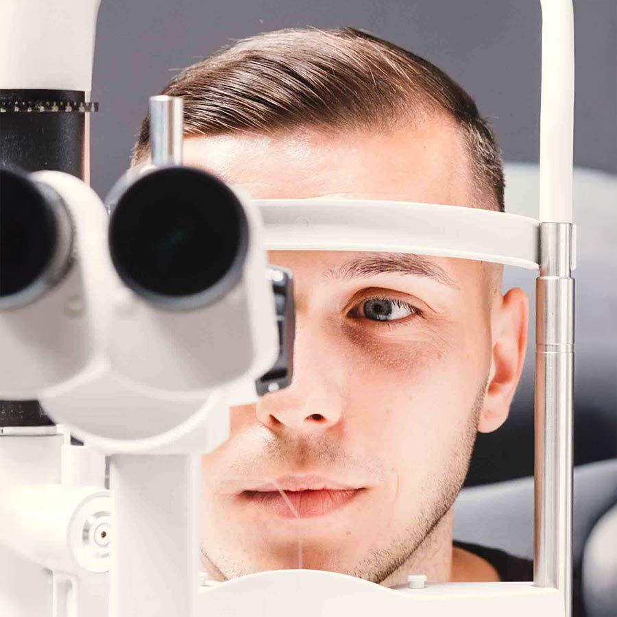 Mann beim sehtest Mann beim sehtest