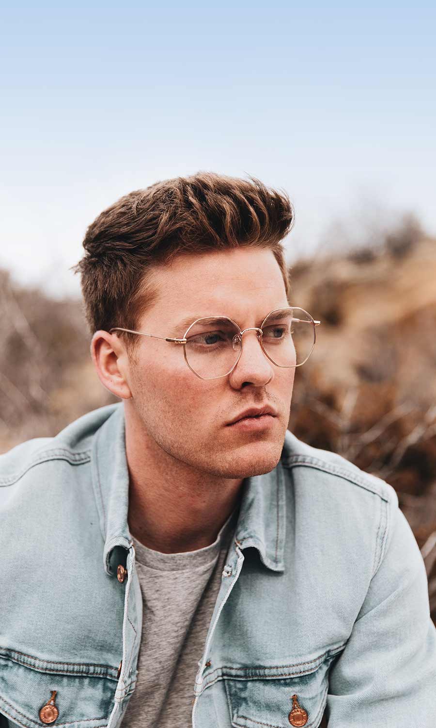 Ein Mann mit einer runden Brille 