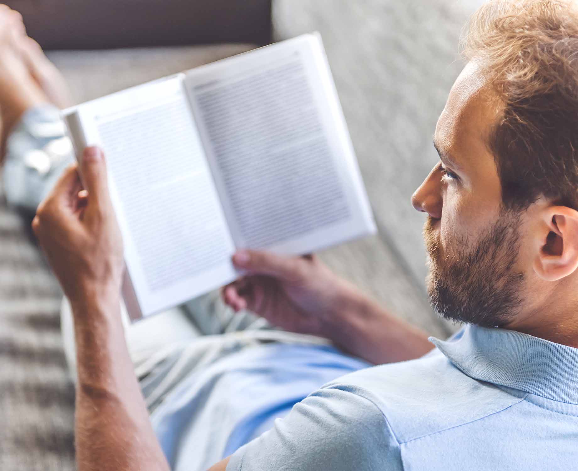 Lesen mit Linsen Mann liest ein Buch