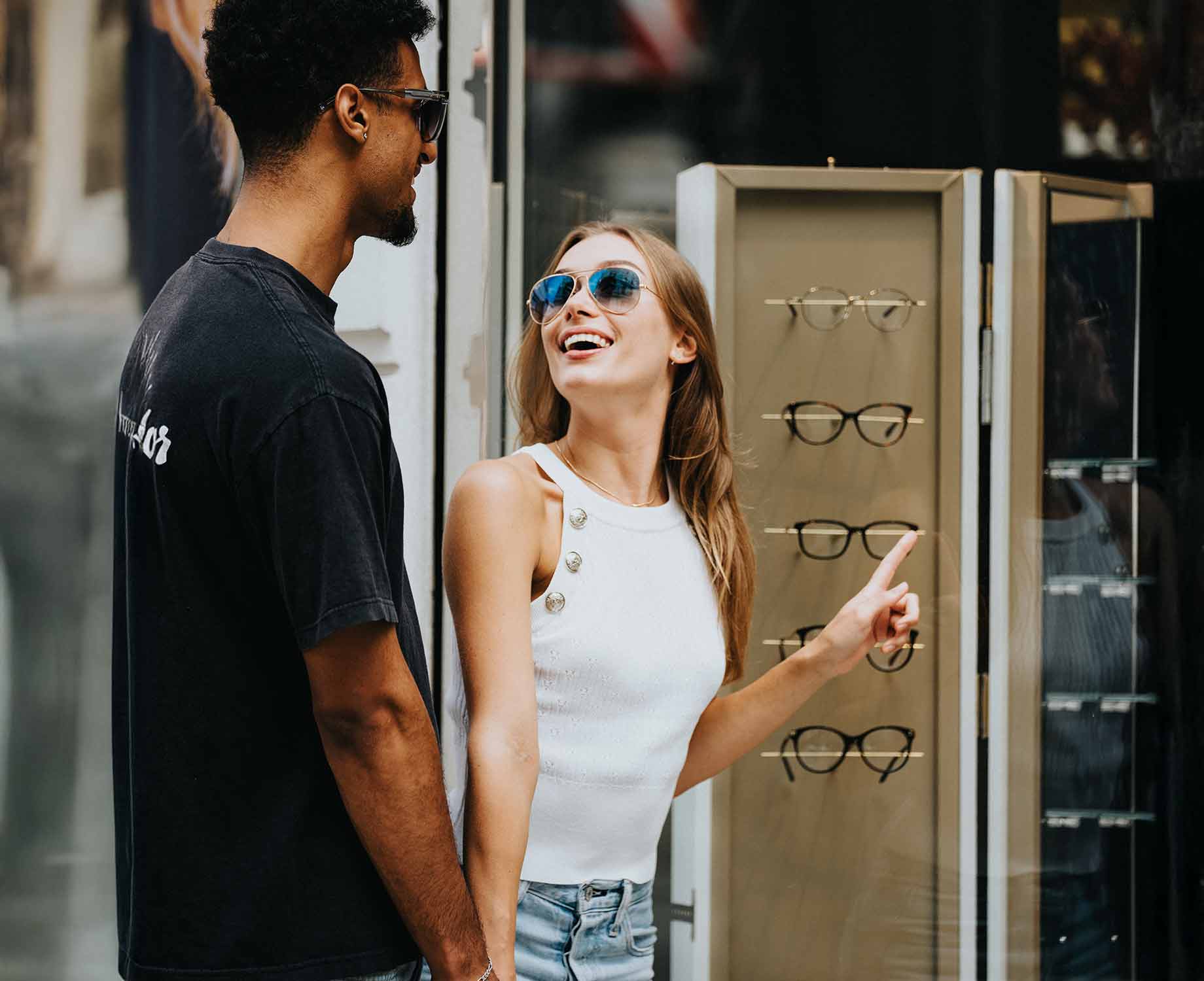 Express Brille Frau u Mann beim probieren von Brillen