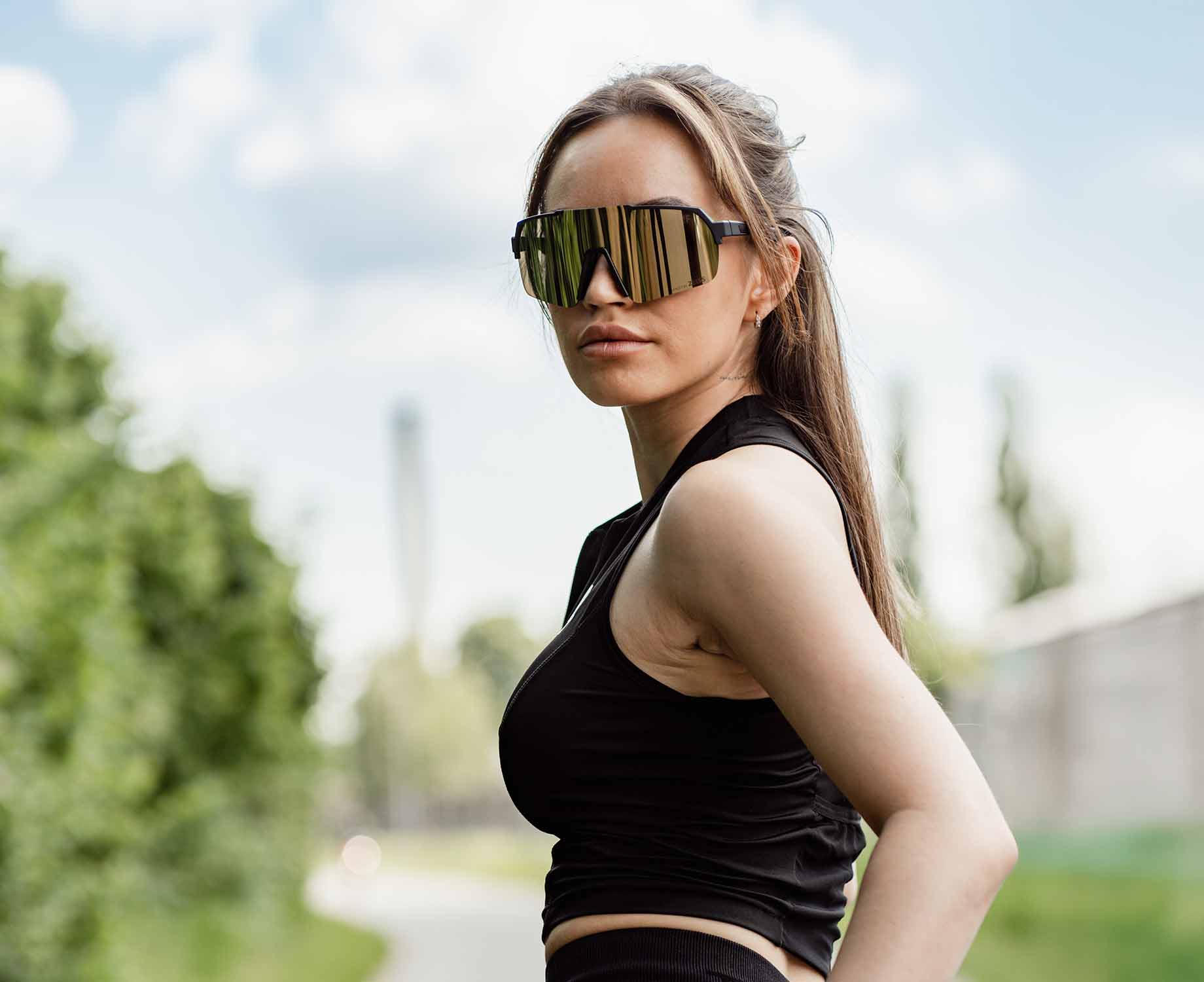 Sportsonnenbrille Dame trägt Sportsonnenbrille