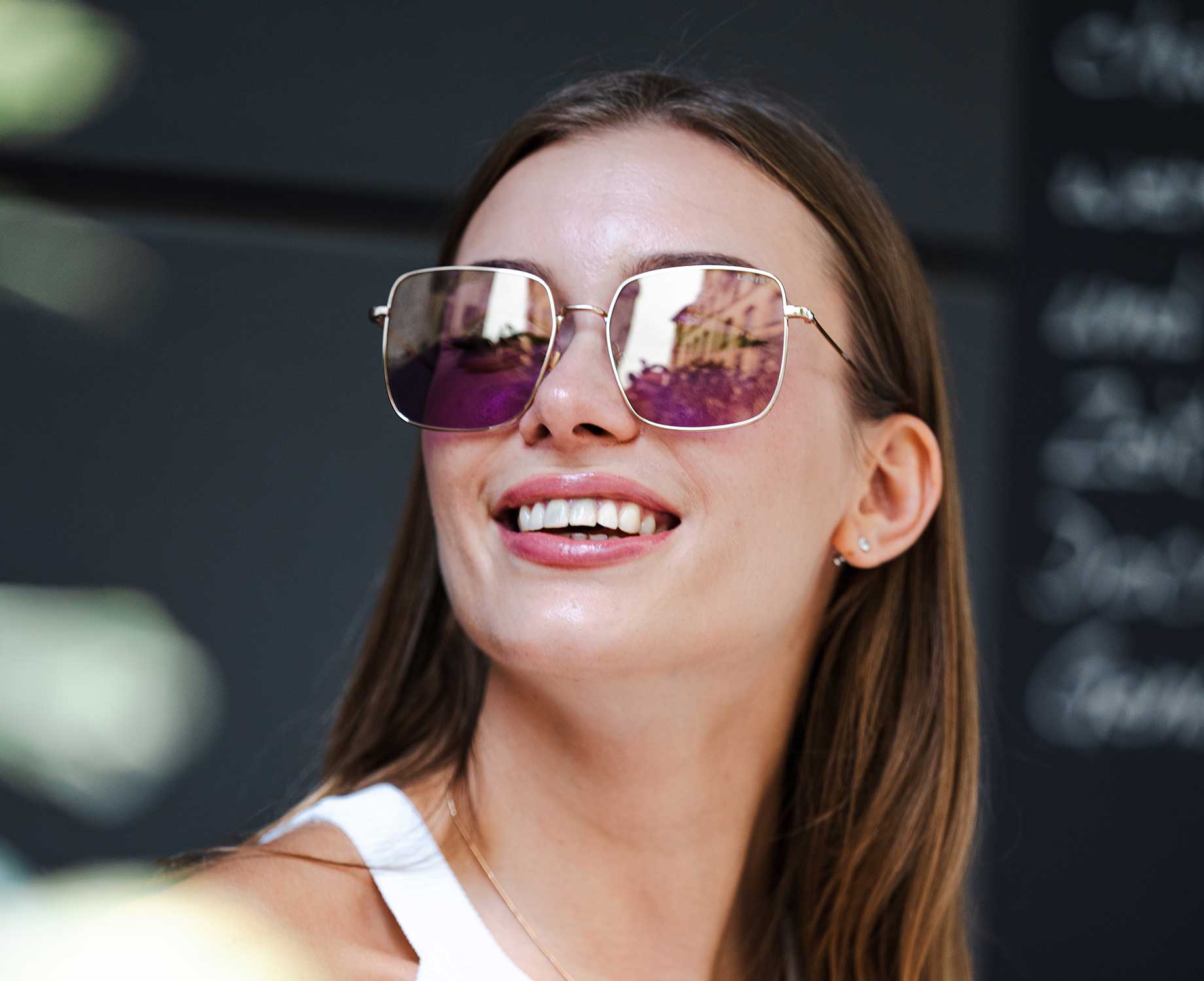 Kampagne Glas Wahl Dame in der Sonne mit einer Sonnenbrille
