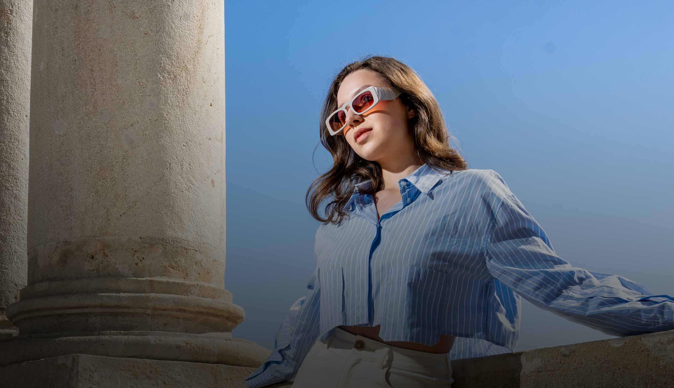 Dame mit einer Sonnenbrille 