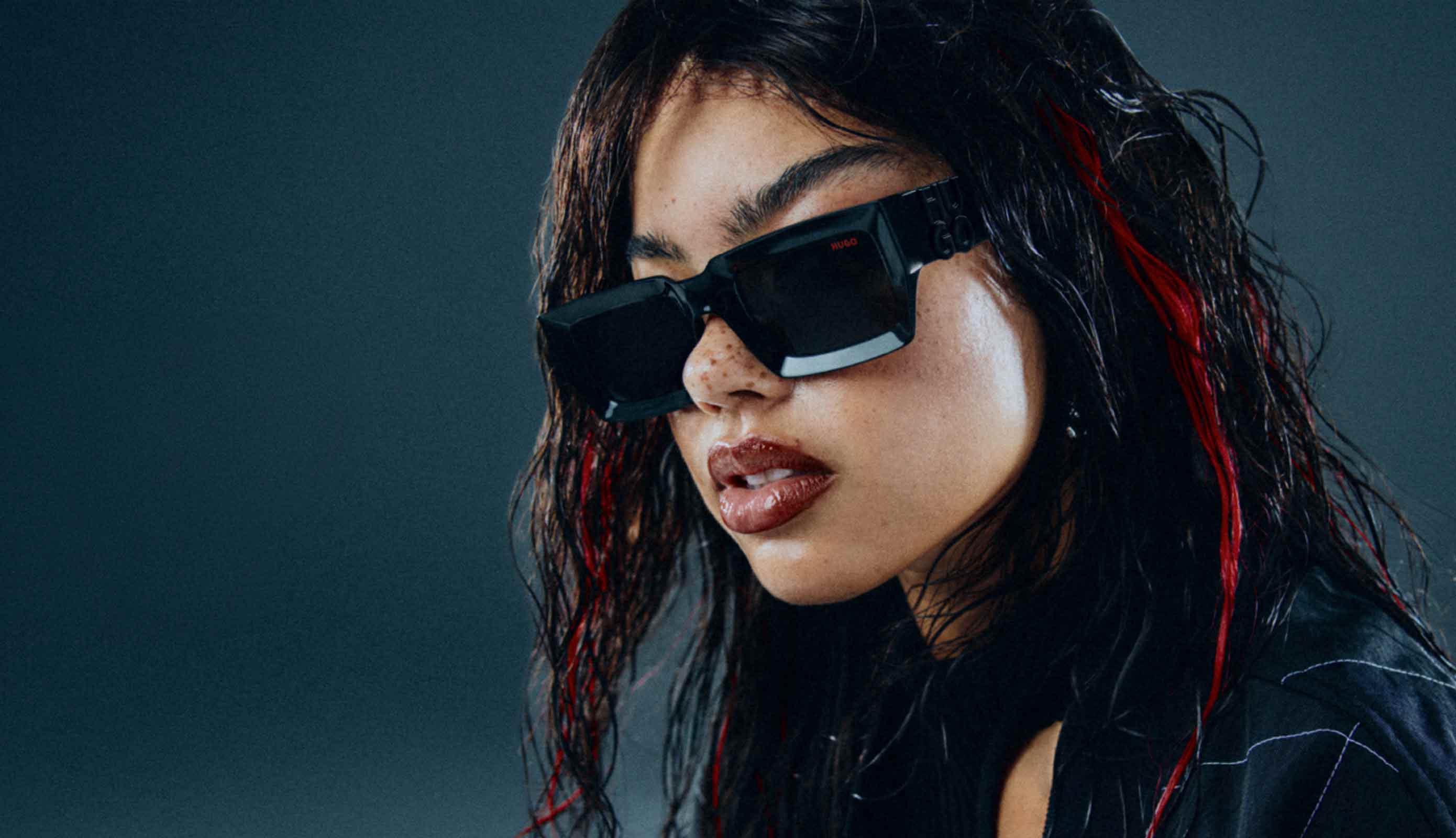 Sonnenbrille von HUGO Dame trägt HUGO Sonnenbrille