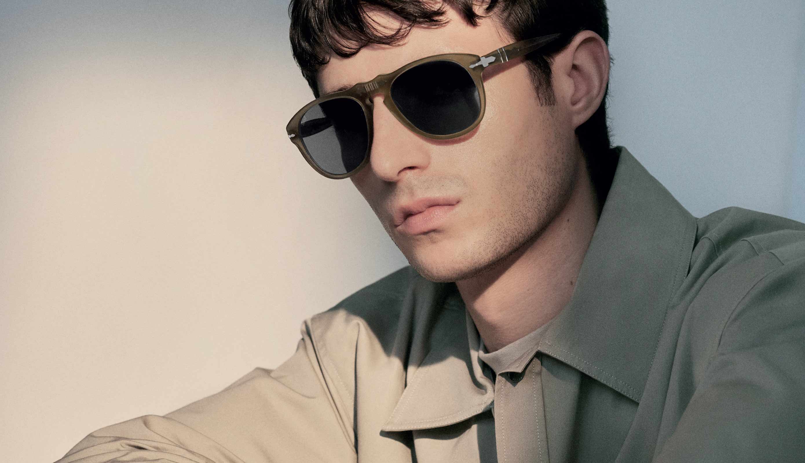 Sonnenbrille von Persol Herr trägt Sonnenbrille von Persol