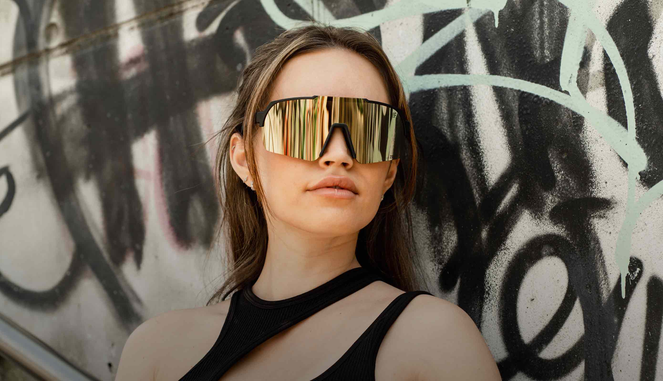 Dame mit einer verspiegelten Sonnenbrille Dame mit einer verspiegelten Sonnenbrille