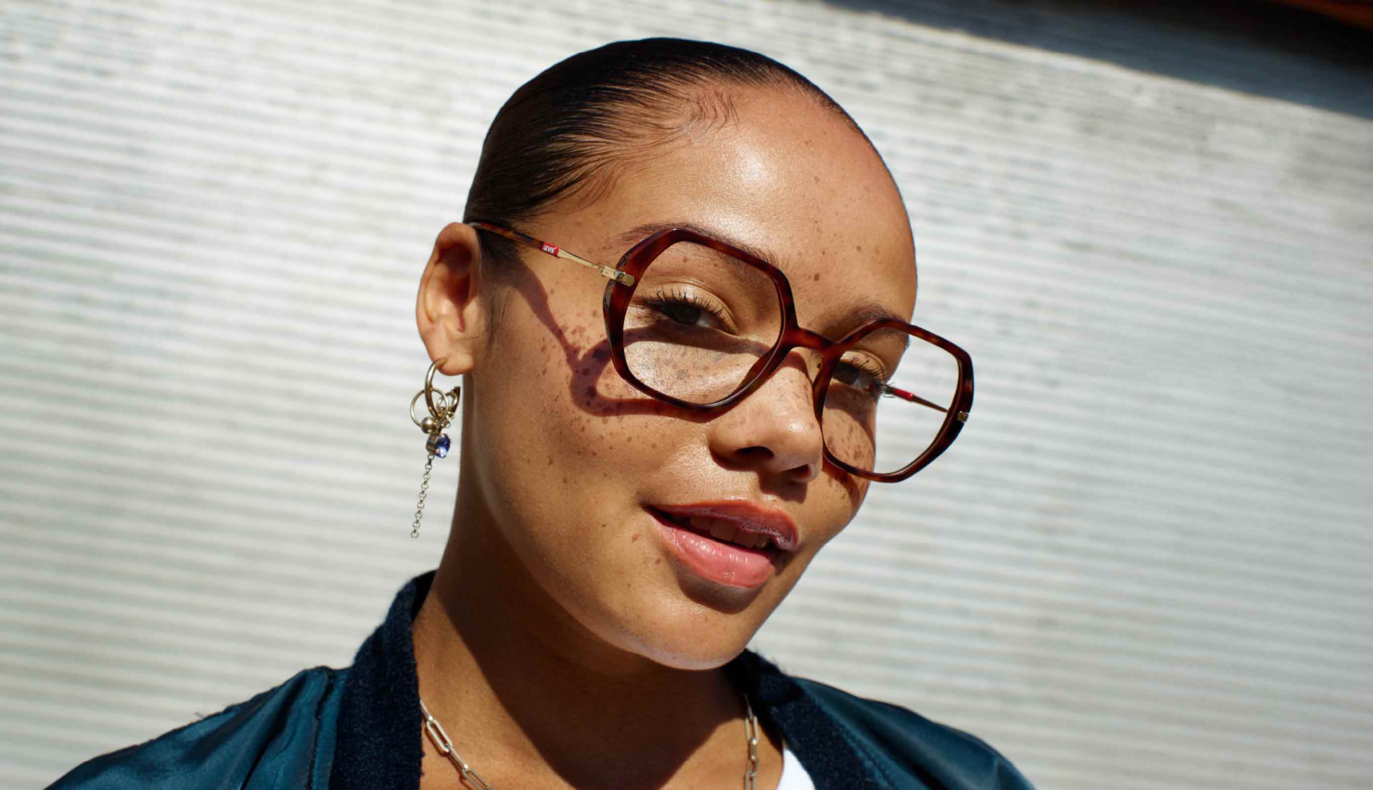 Brille von LEVIS Dame trägt LEVIS Brille