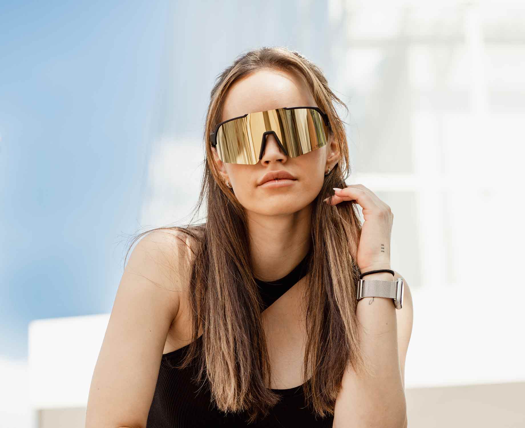 Dame mit einer verspiegelten Sonnenbrille Dame mit einer verspiegelten Sonnenbrille