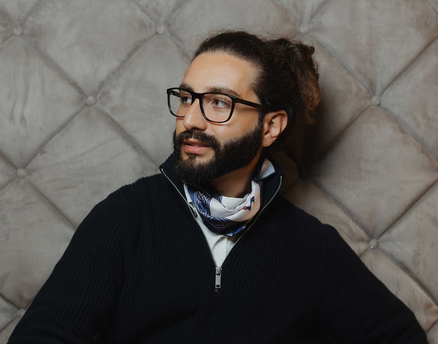 Große Brillenauswahl für Herren Mann mit dunkler Brille