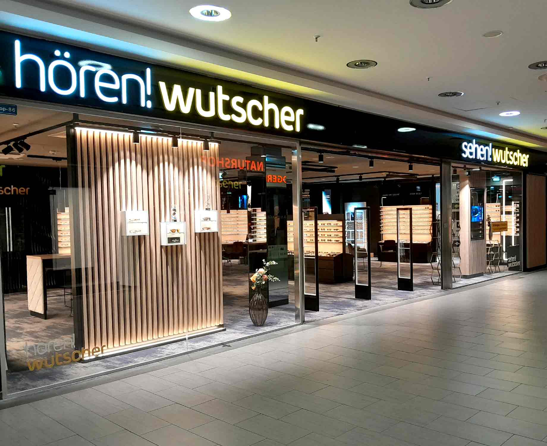 Aussenansicht Auchofcenter Aussenansicht Eingang sehen!wutscher Auhofcenter