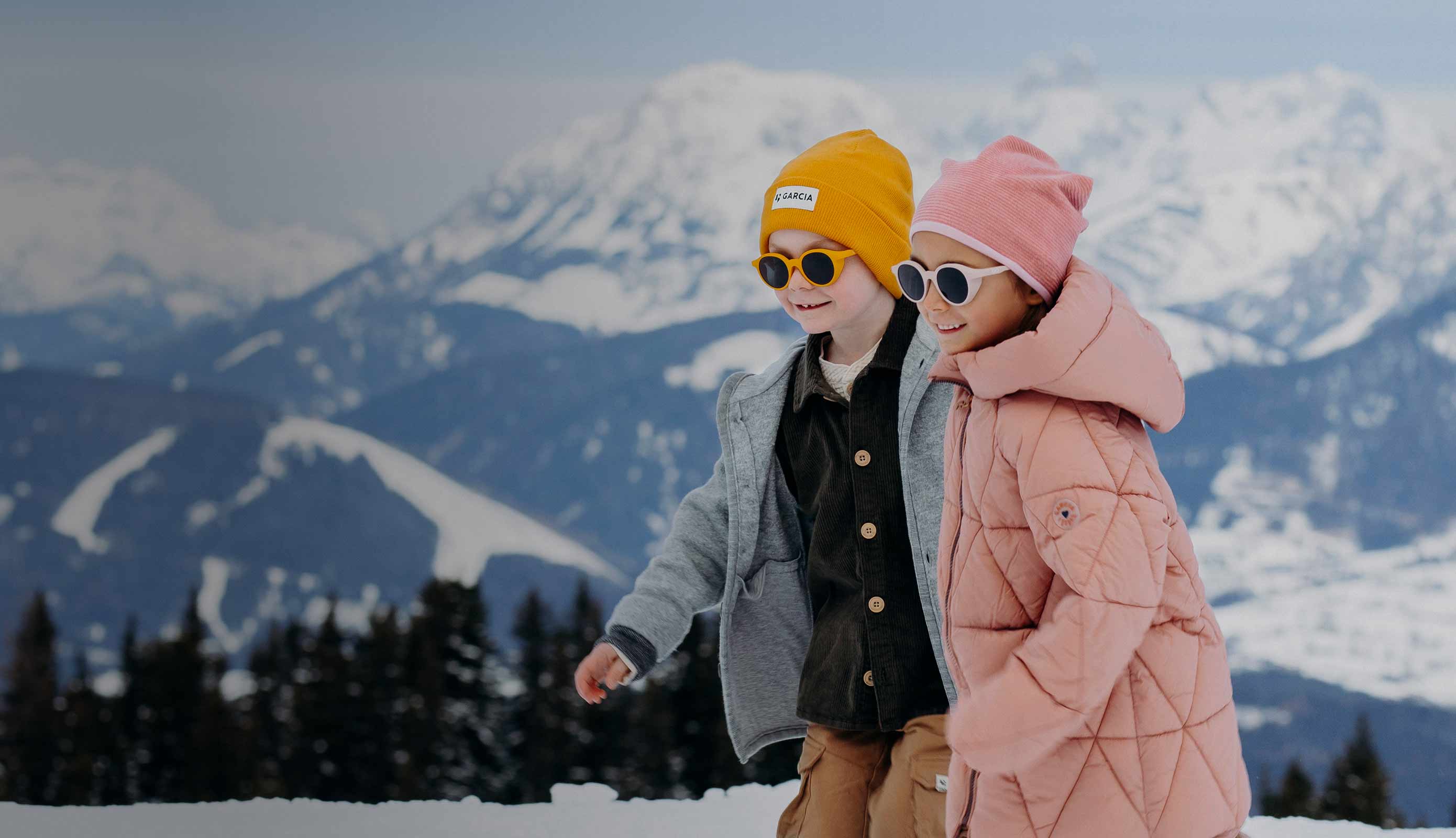 2 Kinder im Schnee mit Kinder Sonnenbrillen 2 Kinder im Schnee mit Kinder Sonnenbrillen