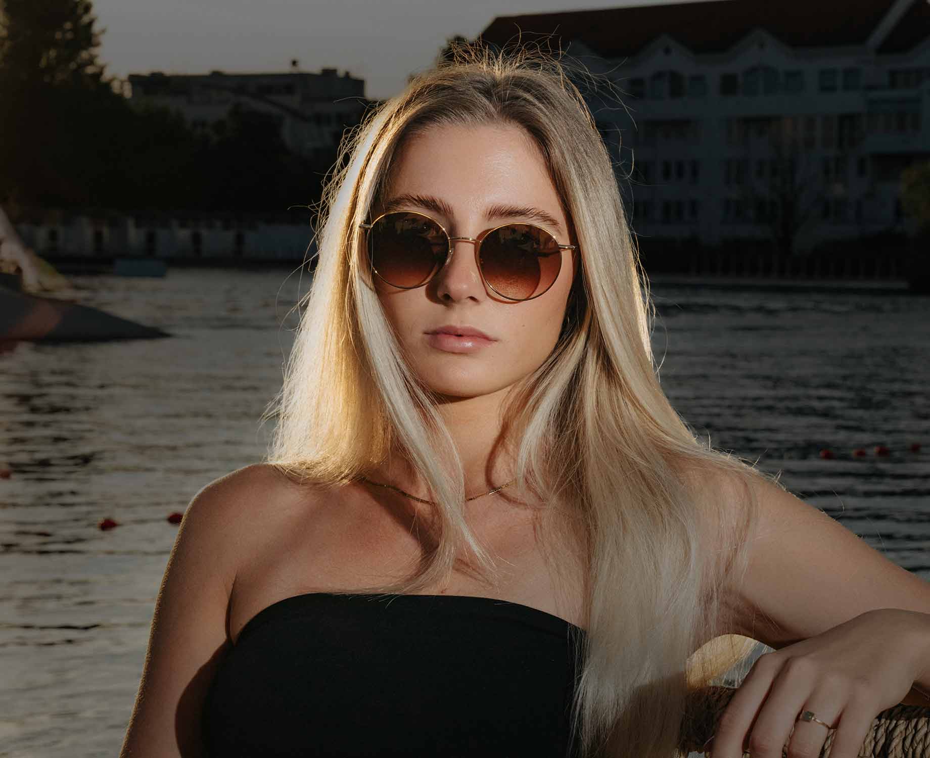 Dame mit einer runden Sonnenbrille 