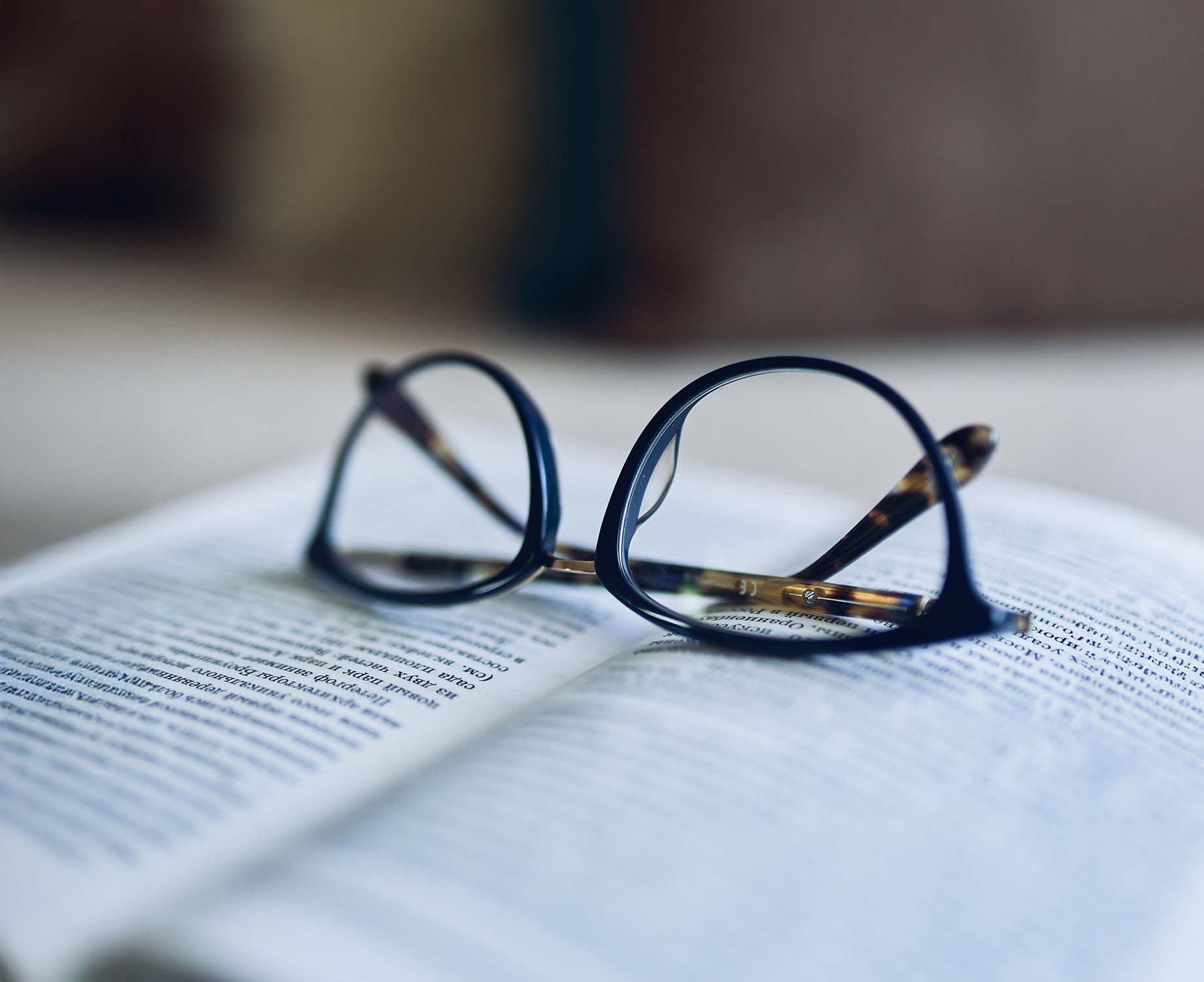 Lesebrille Brille auf Buch