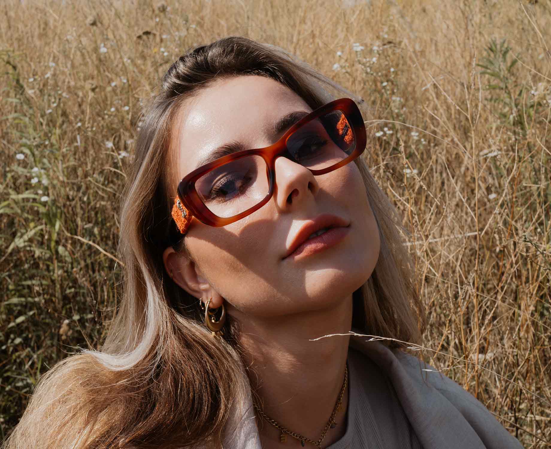 Dame mit einer Hornbrille