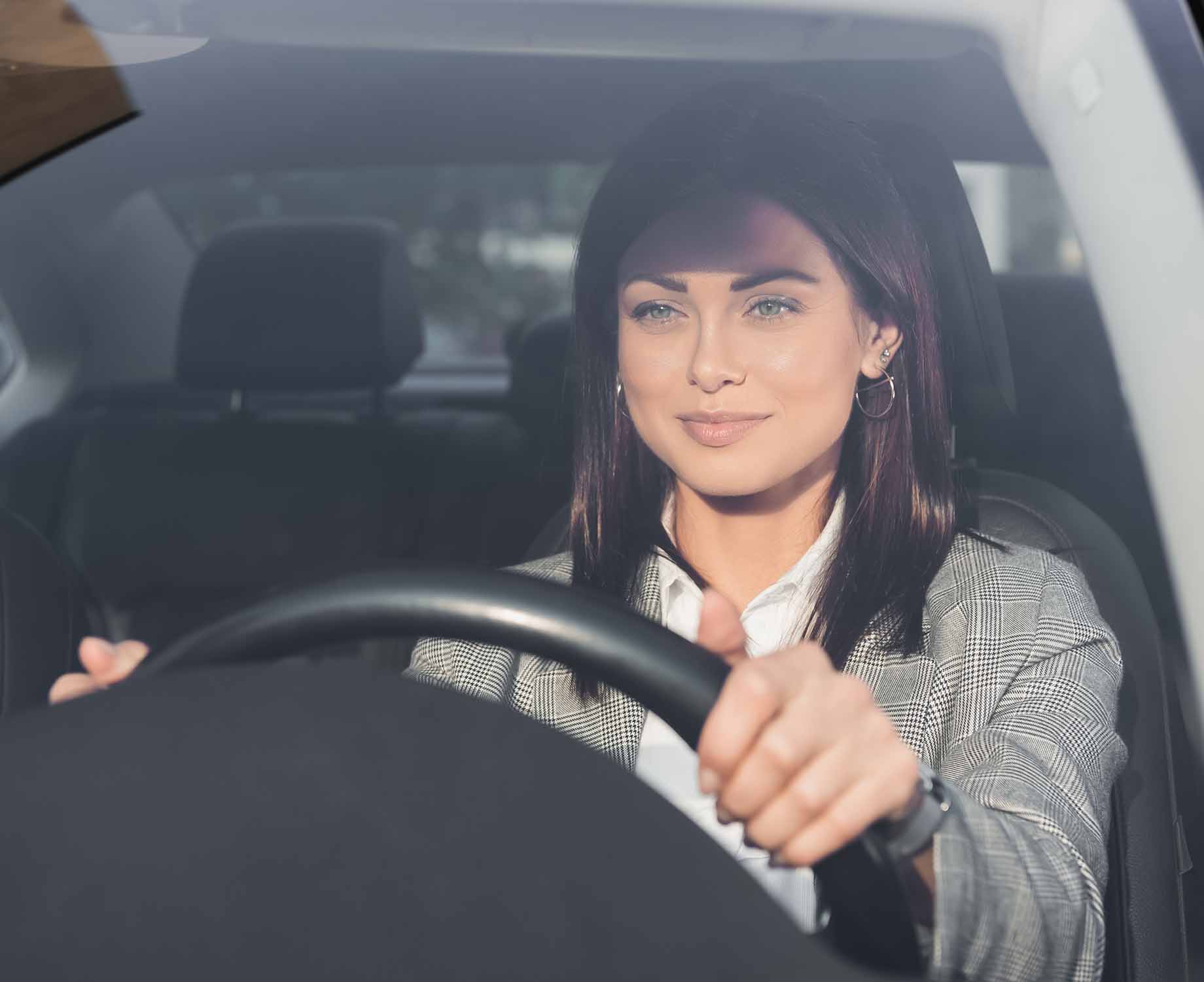 Frau am Steuer eines Autos Frau am Steuer eines Autos