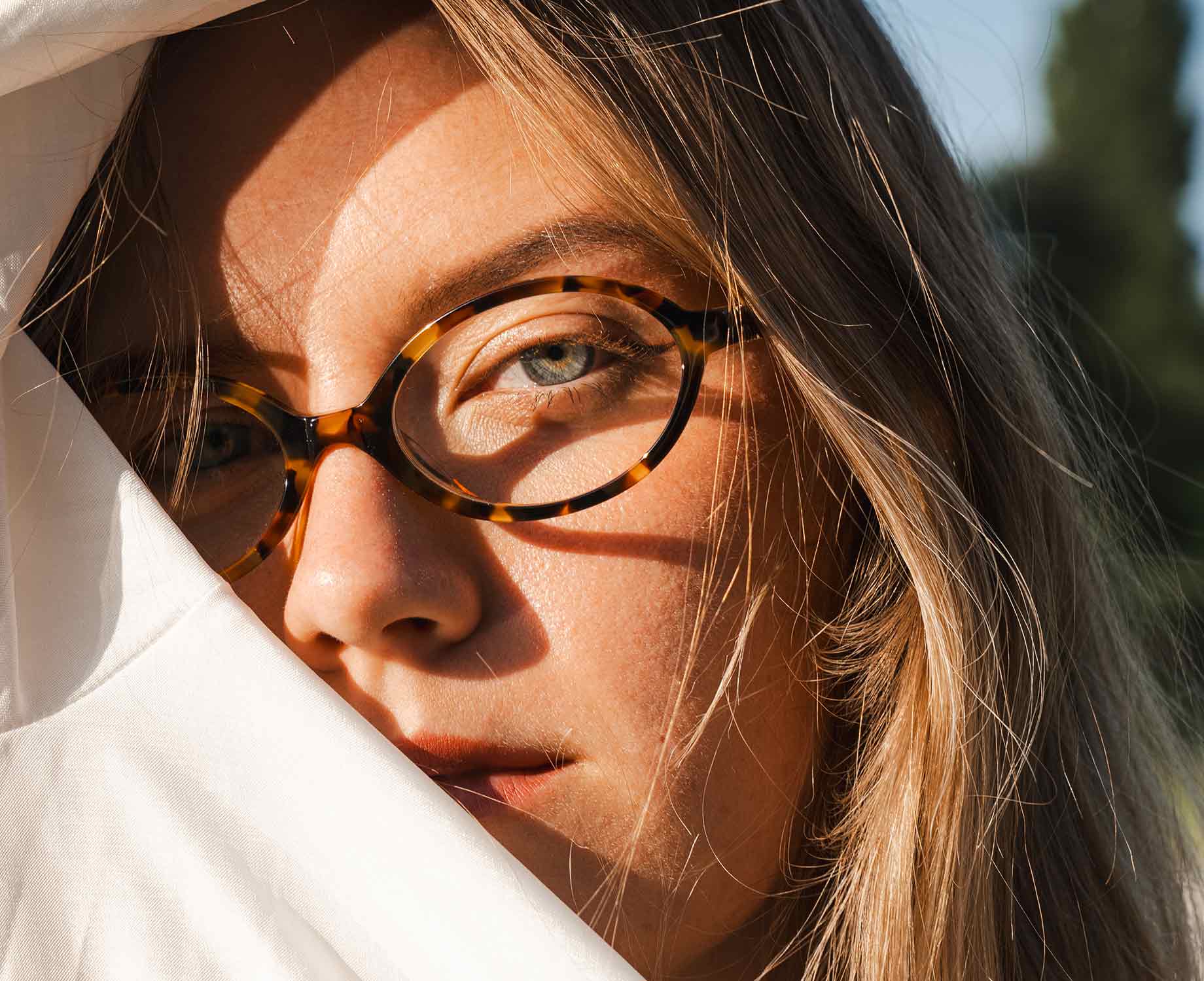 Dame mit einer Hornbrille 