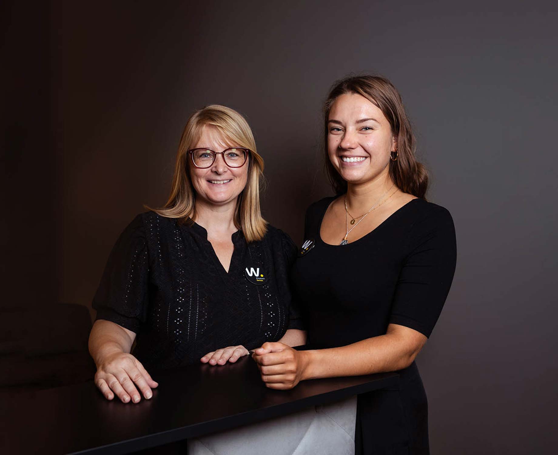 2 Mitarbeiter in einer Filiale  2 Mitarbeiter in einer Filiale