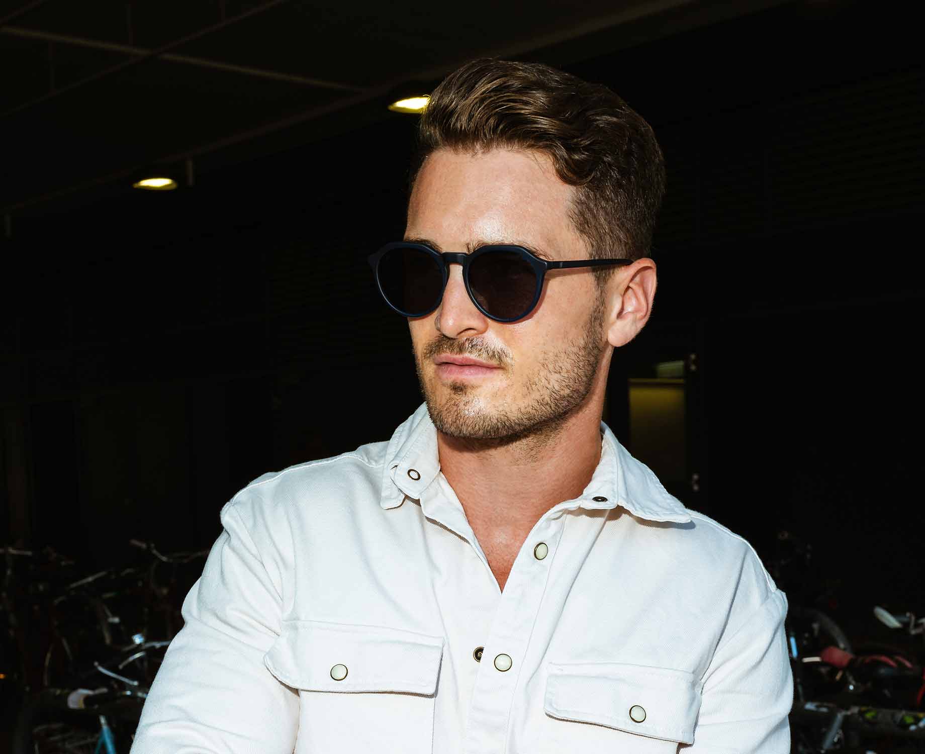 Mann mit einer runden Sonnenbrille 