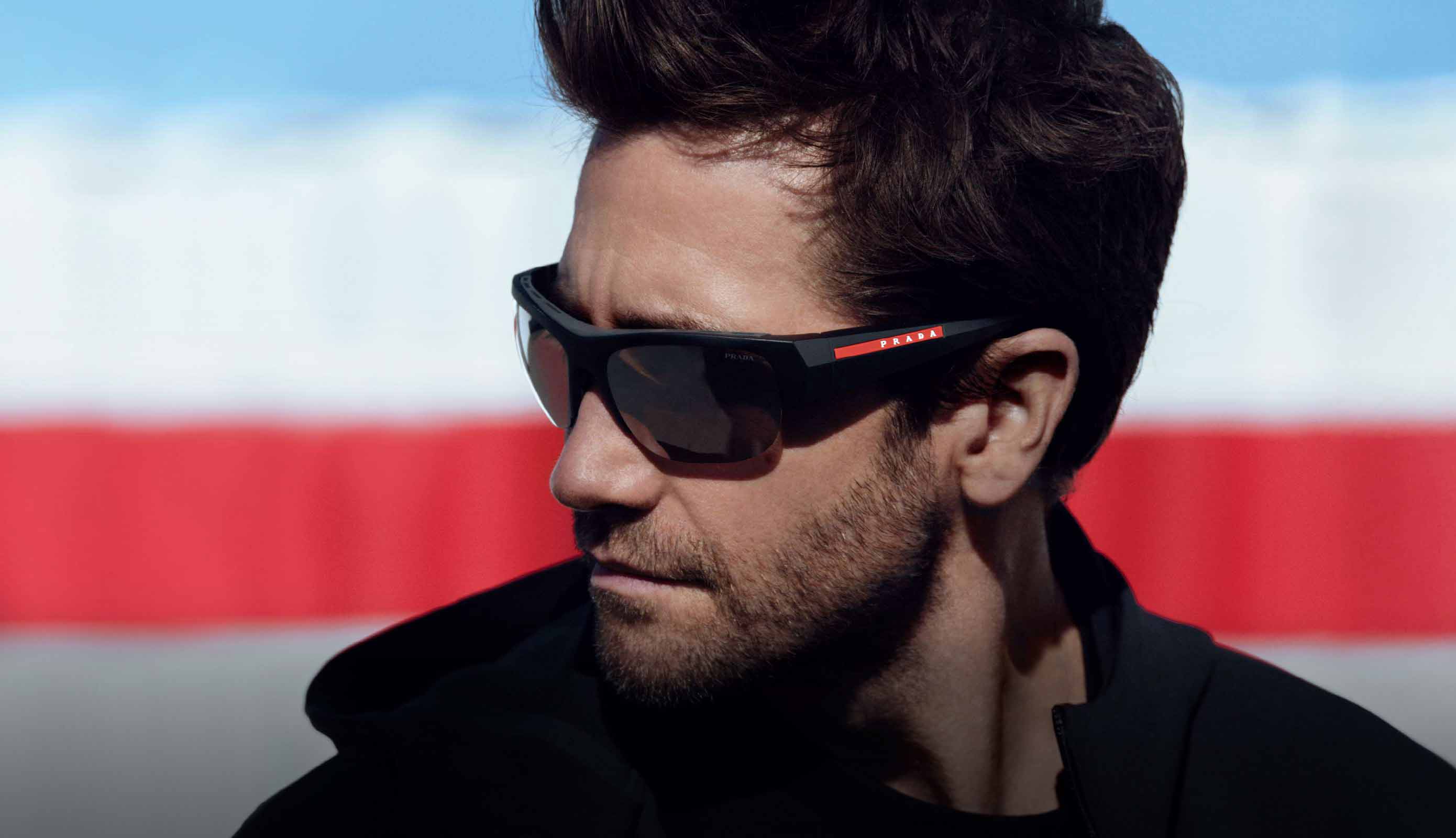 Sonnenbrille von Prada Linea Rossa Mann trägt Prada Linea Rossa Sonnenbrille