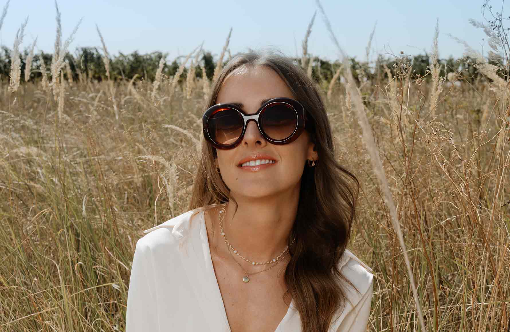 Sonnenbrille von sehen!wutscher Frau im grünen mit einer Sonnenbrille