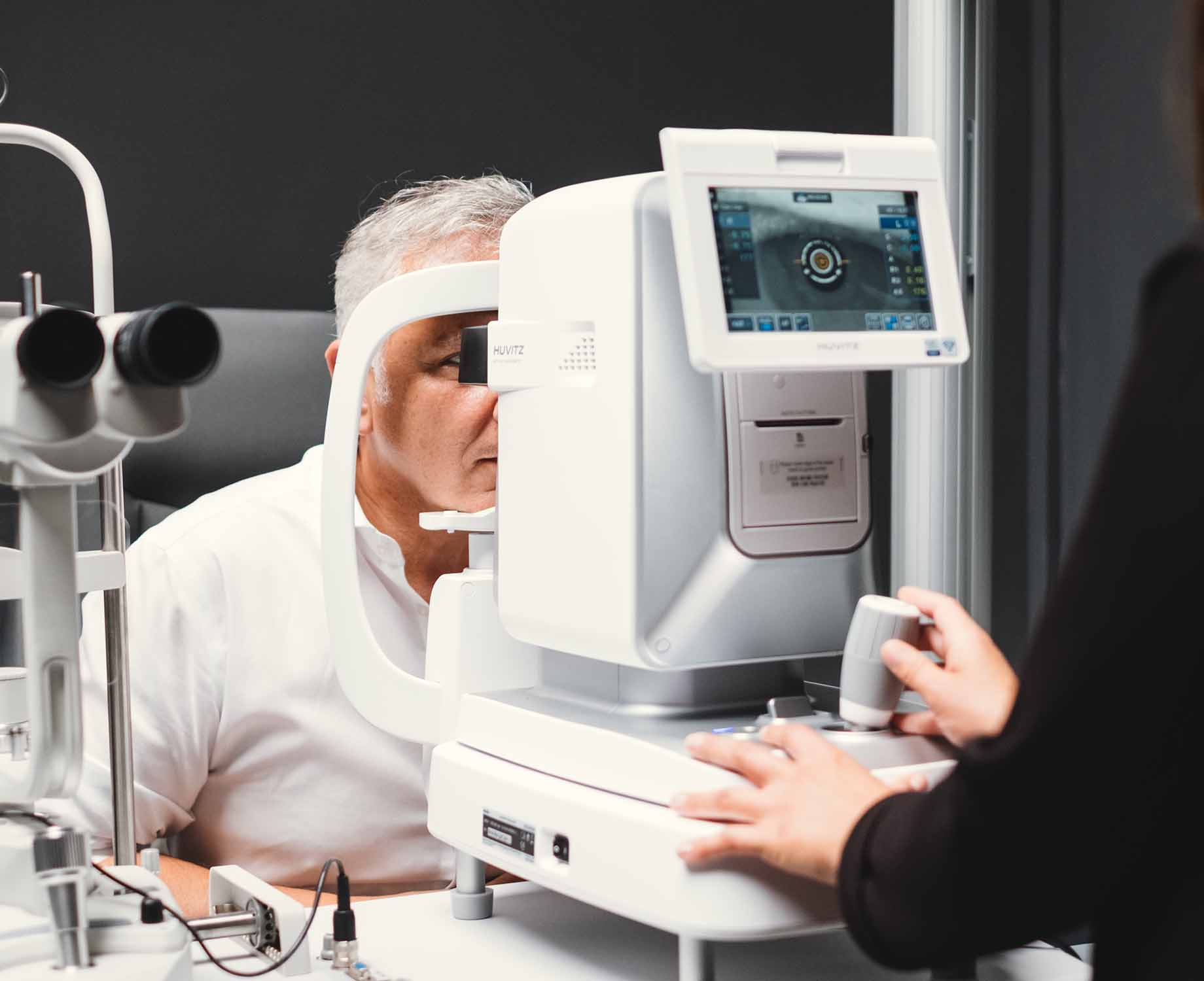 Sehtest Linsen Mann beim Sehtest