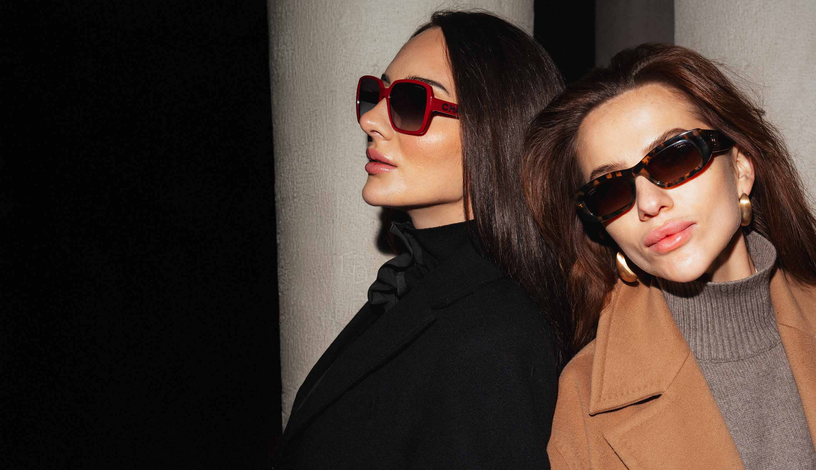 2 Damen mit einer Sonnenbrille 2 Damen mit einer Sonnenbrille
