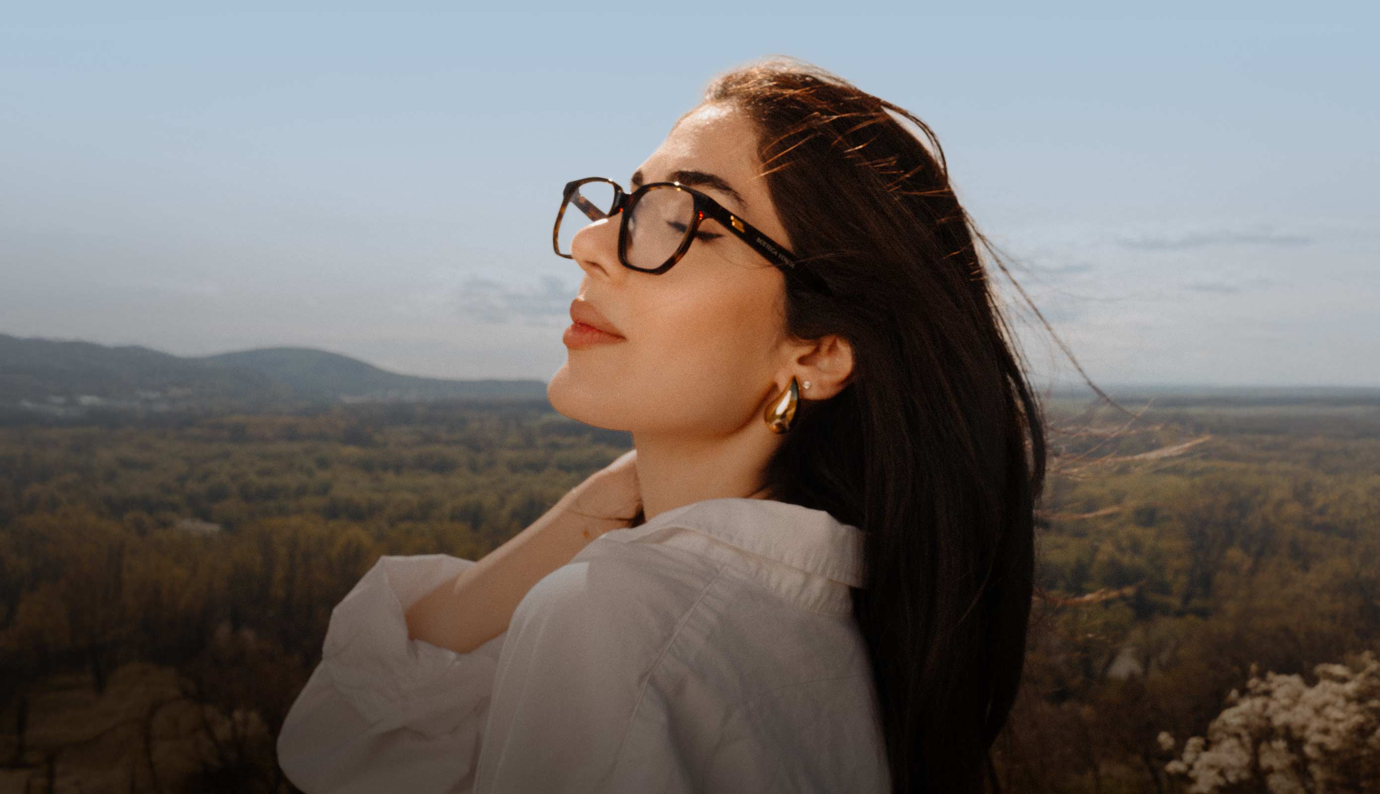 Dame in der Sonne mit einer Hornbrille 