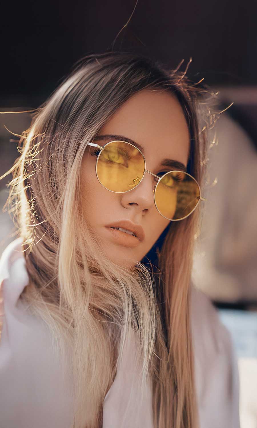 Dame mit gelben Sonnenbrillen Gläser 