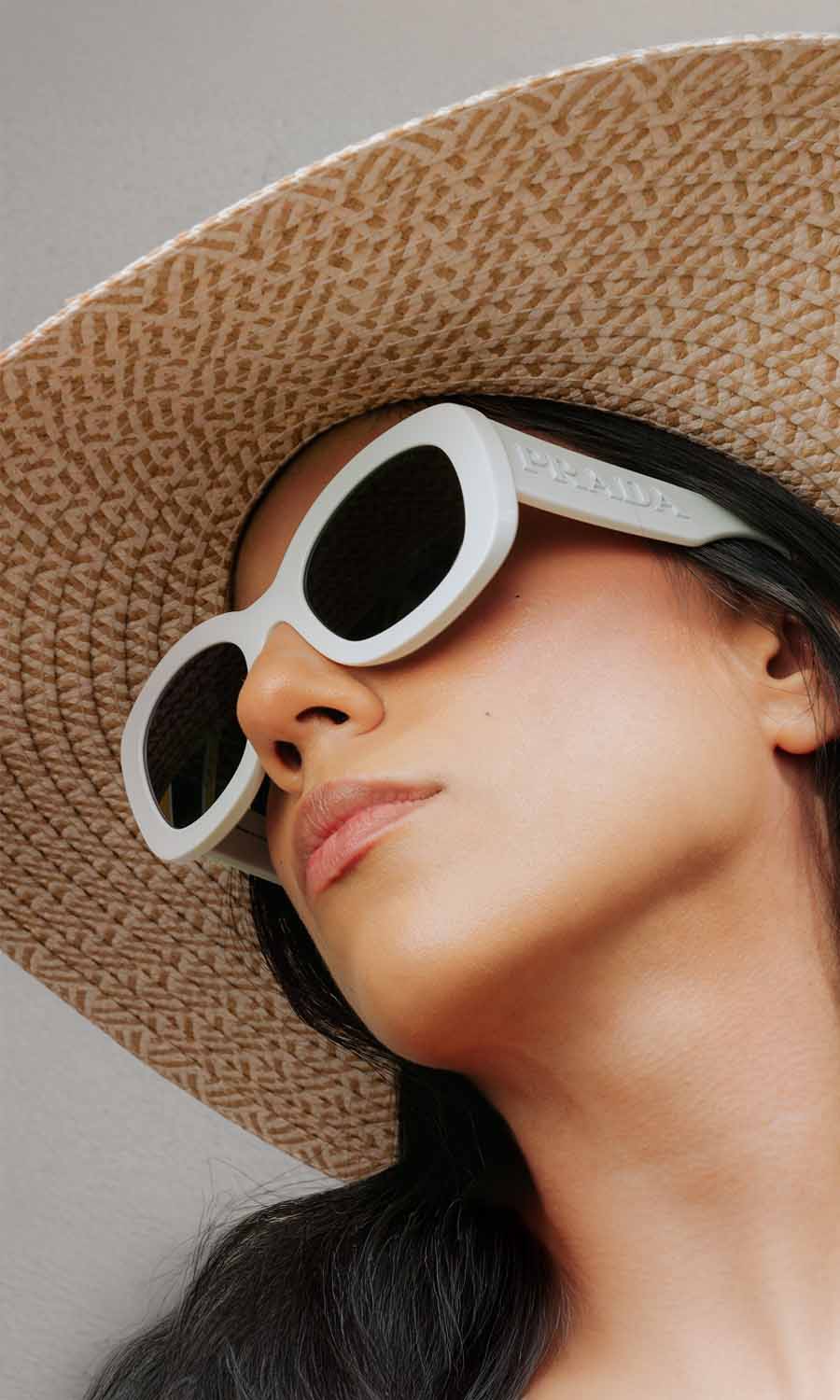 Damit mit Hut u weißer Sonnenbrille Damit mit Hut u weißer Sonnenbrille